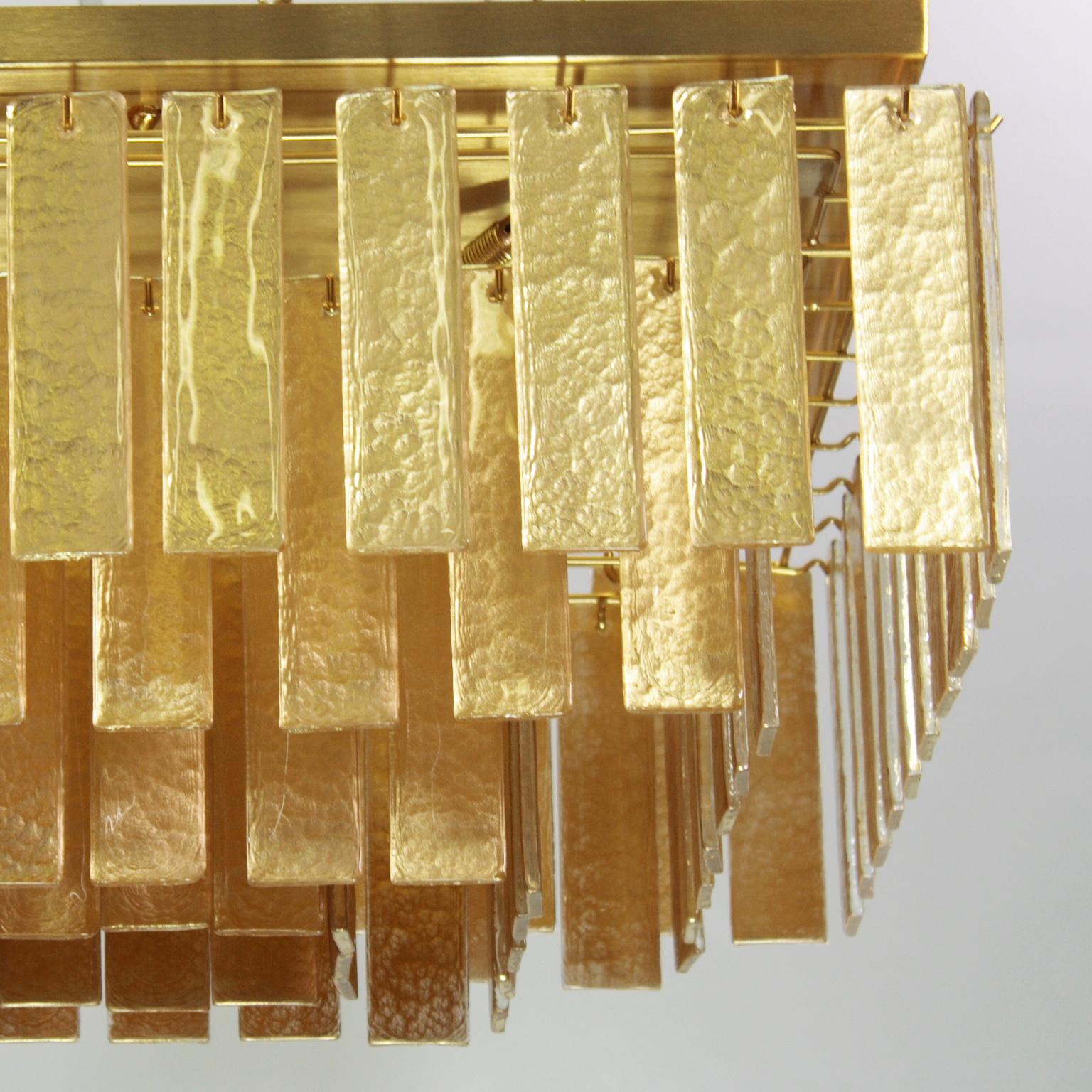 italien Plafonnier, listes en verre doré, luminaire Charleston en or brossé par Multiforme en vente