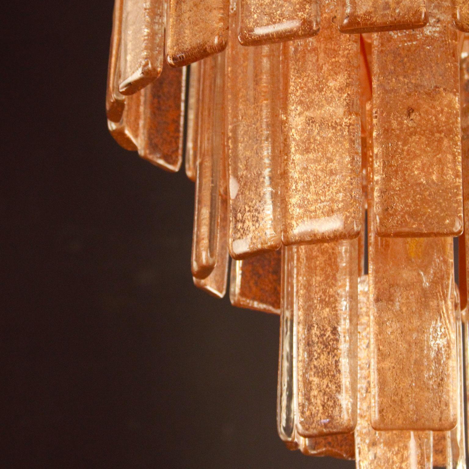 Charleston Deckenleuchte mit kupferfarbenen Glasleisten und gebürsteter Kupferstruktur von Multiforme.
Die Deckenleuchte Charleston im modernen Stil aus unserer Progressive-Kollektion ist ein äußerst vielseitiges Beleuchtungsobjekt, das in vielen