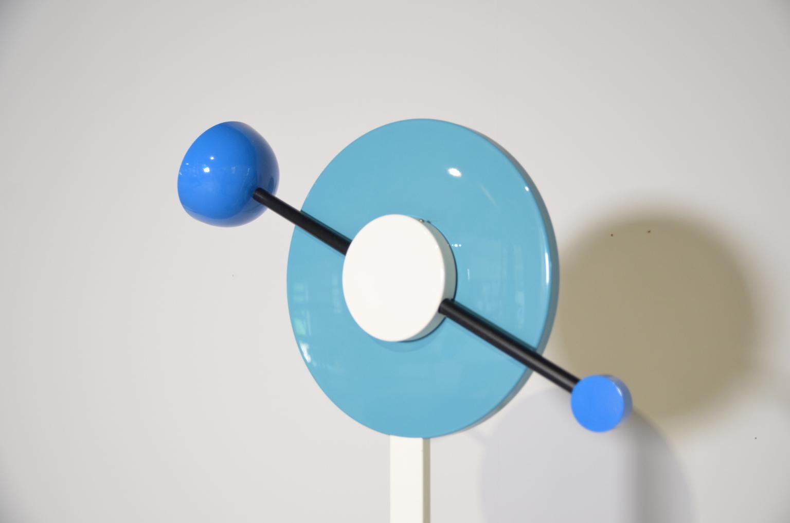 Remarquable design de Martine Bedin et l'une des icônes produites par Memphis Milano. La lampe (à halogène) du dessus est orientable et vous permet de diriger la lumière dans la pièce.