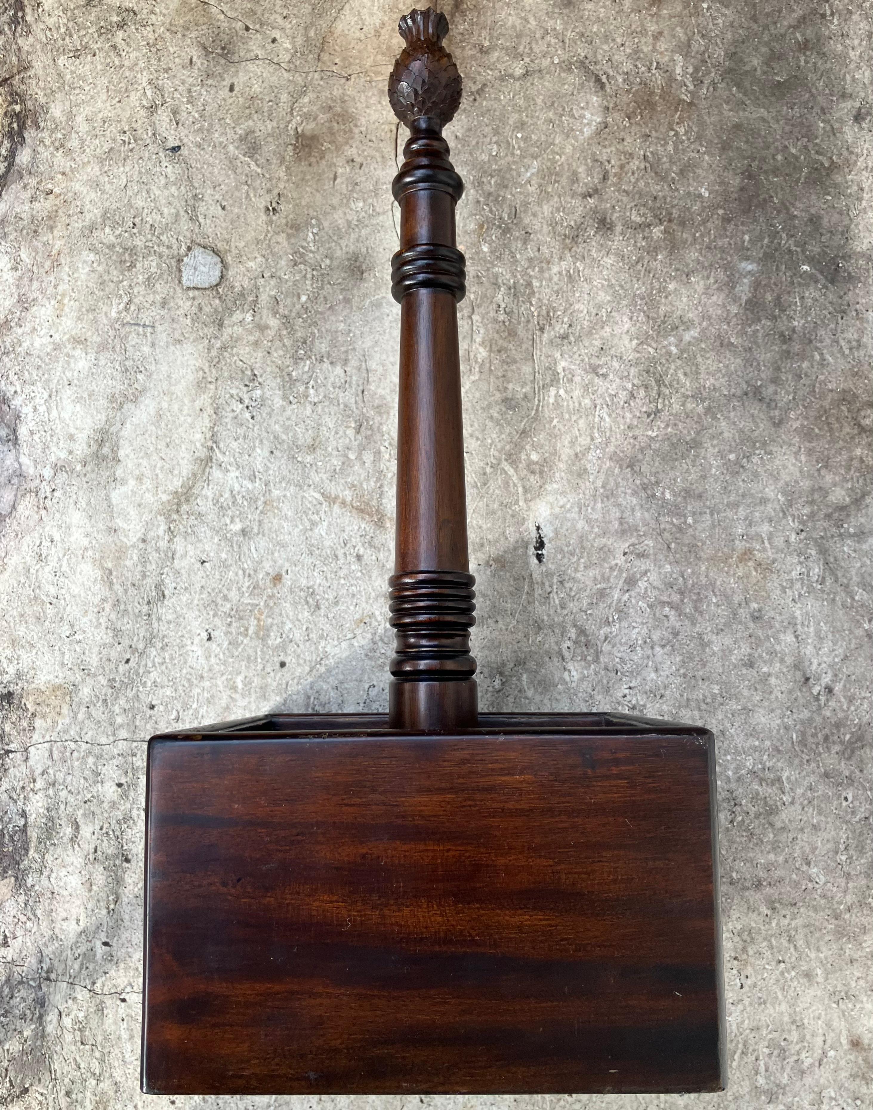 Charleston Style Cutlery Holder In Good Condition For Sale In New York, NY