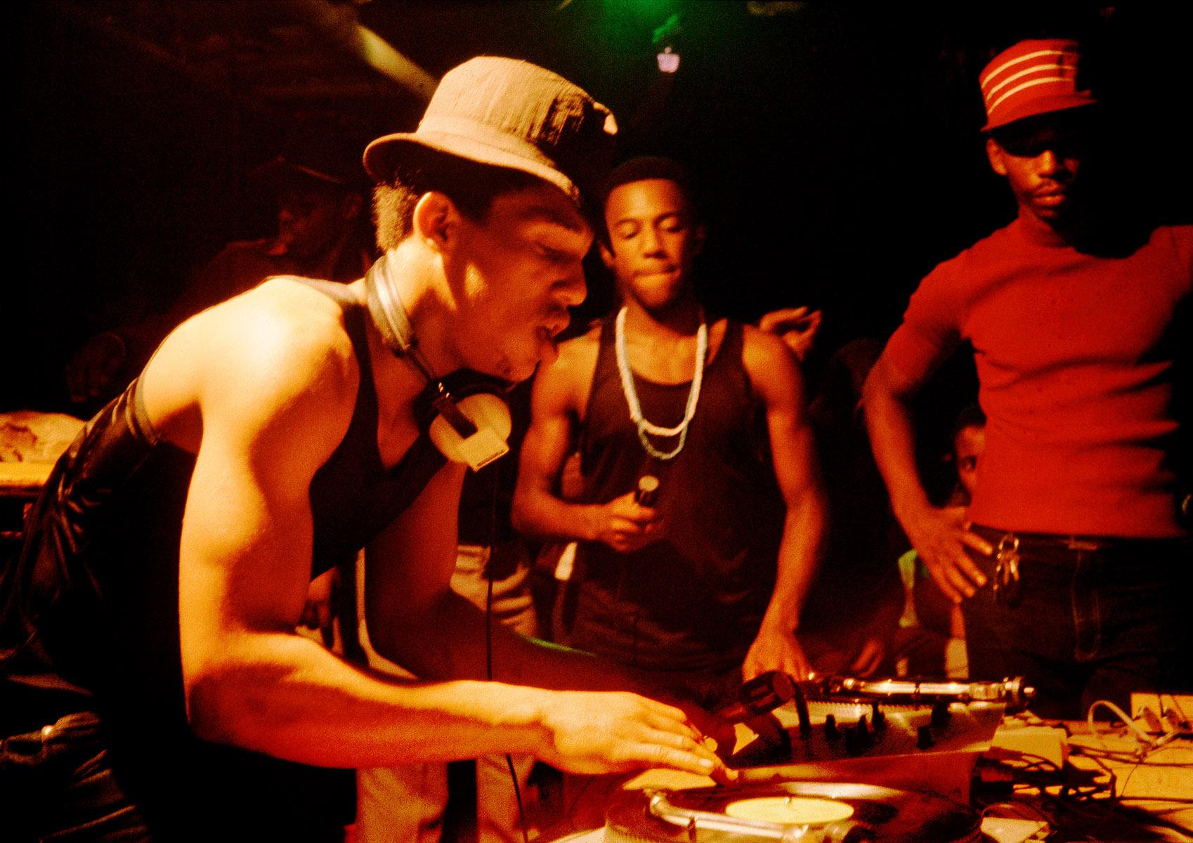 DJ Lovebug, Grandmaster Caz, Busy Bee at the Celebrity Club: Harlem, New York, 1980 von Charlie Ahearn, Regisseur von Wild Style (1982):
Eine bahnbrechende frühe Hip-Hop-Fotografie, die im Rahmen der Ausstellung gezeigt wird: New York, Neue Musik
