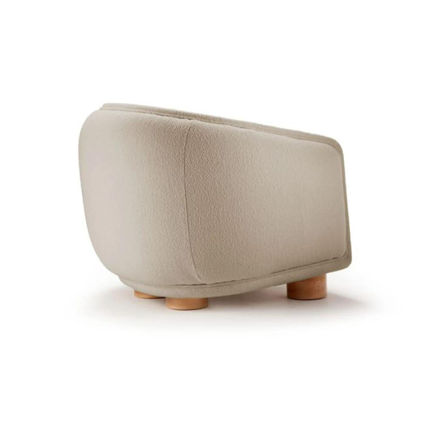 Charlie-Sessel mit Boucle-Latte- Struktur und natürlichen Holzfüßen (Moderne der Mitte des Jahrhunderts) im Angebot