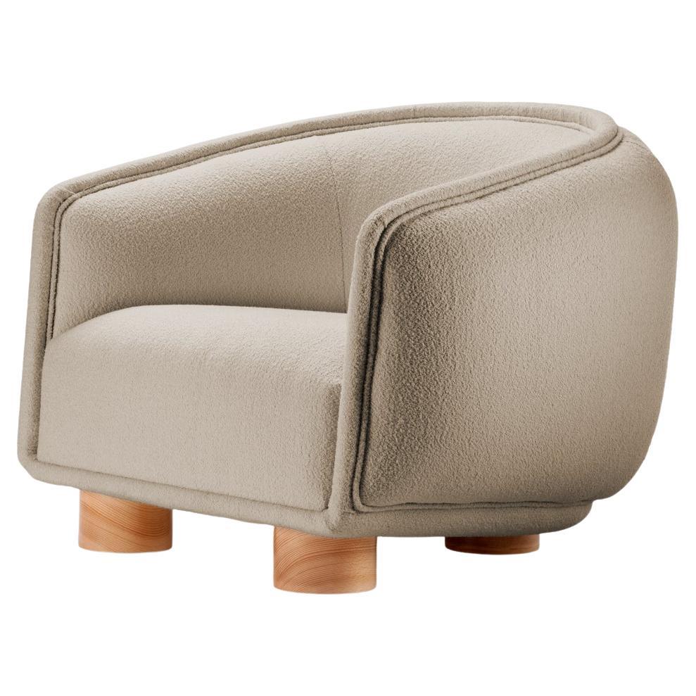 Charlie-Sessel mit Boucle-Latte- Struktur und natürlichen Holzfüßen im Angebot