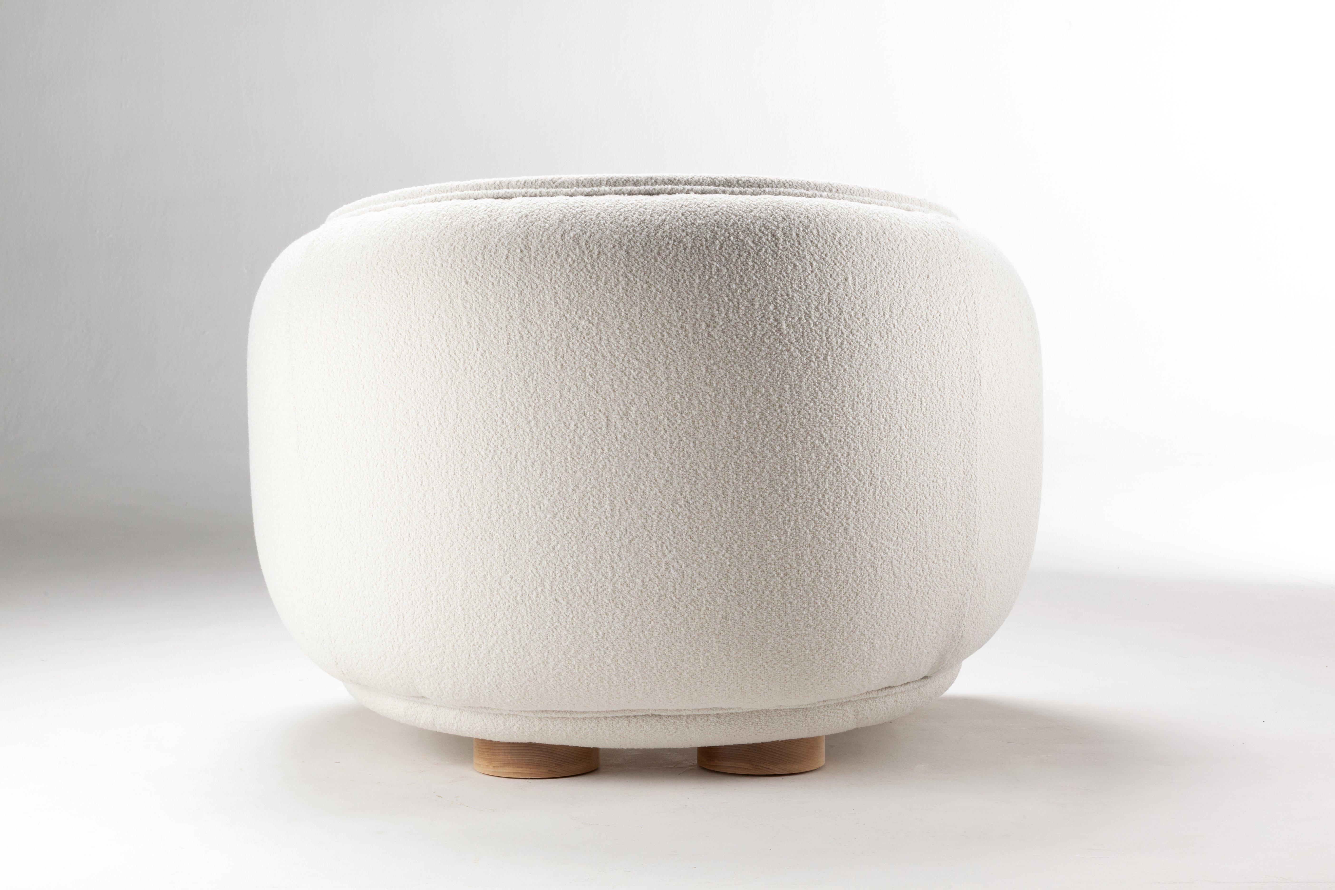 Como un cálido abrazo, el sillón Charlie te da la bienvenida para que te quedes dentro y te relajes. Un elevado homenaje al diseño posmoderno que irradia a través de sus inusuales proporciones y fuertes curvas con suavidad y finos detalles que dan