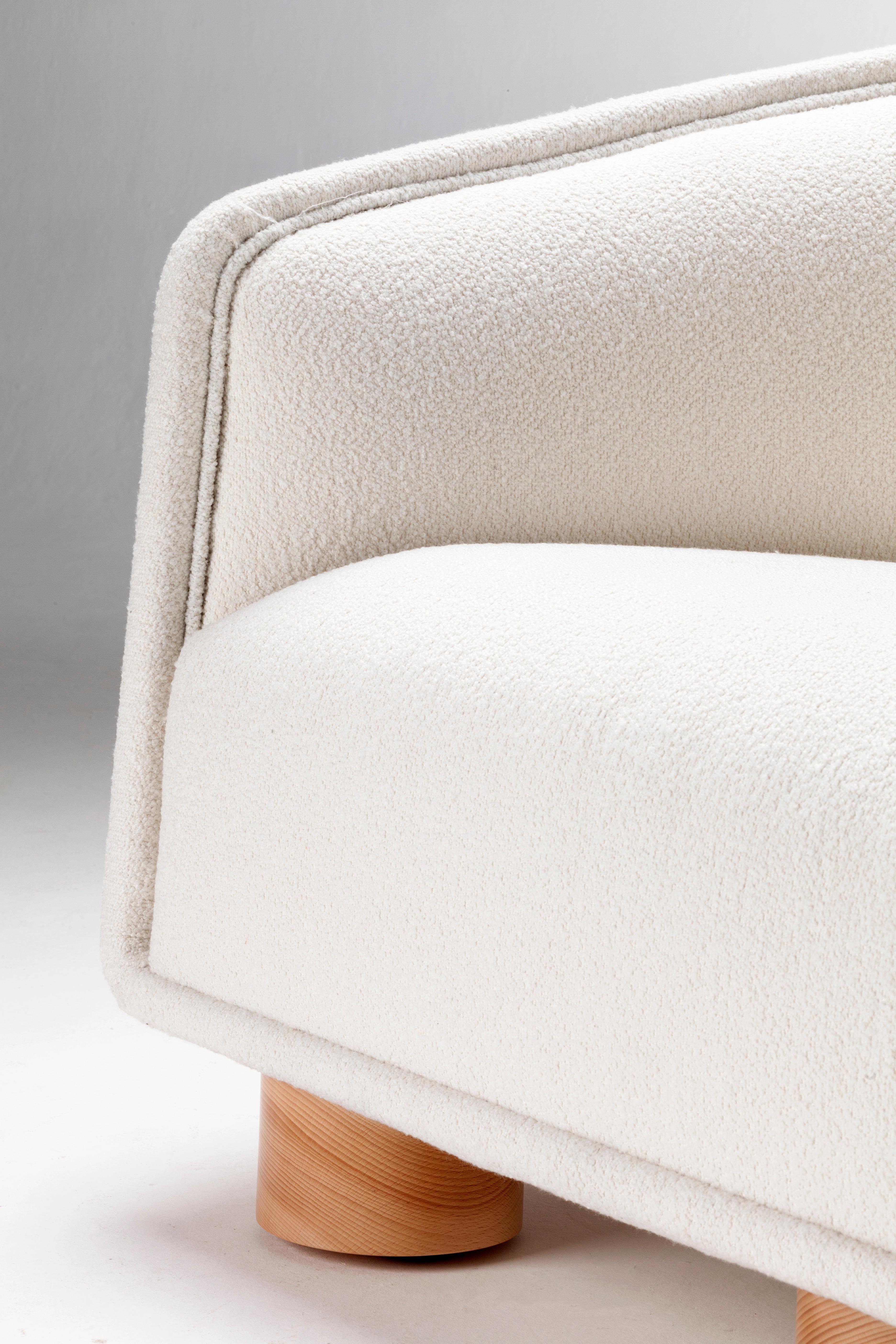 Sillón Charlie con Estructura de Nieve Bouclé y Pies de Madera Natural Moderno de mediados de siglo en venta