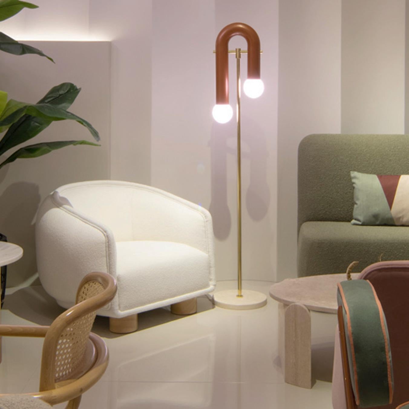 Sillón Charlie con Estructura de Nieve Bouclé y Pies de Madera Natural Portugués en venta