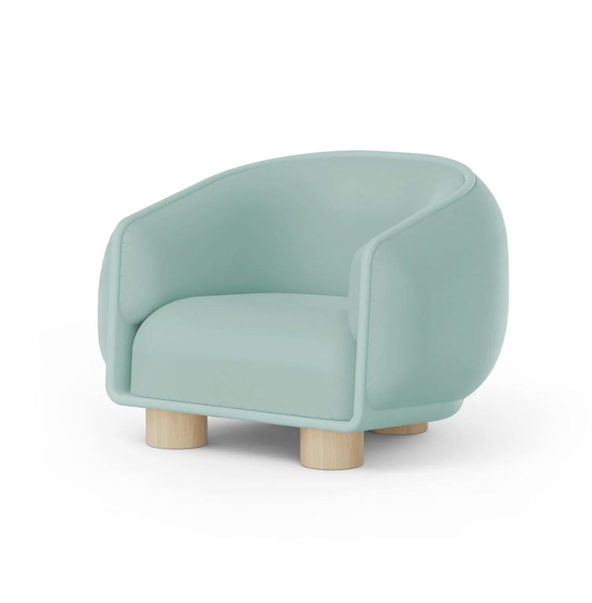 Charlie-Sessel mit glatter Pulverstruktur und natürlichen Holzfüßen (Moderne der Mitte des Jahrhunderts) im Angebot