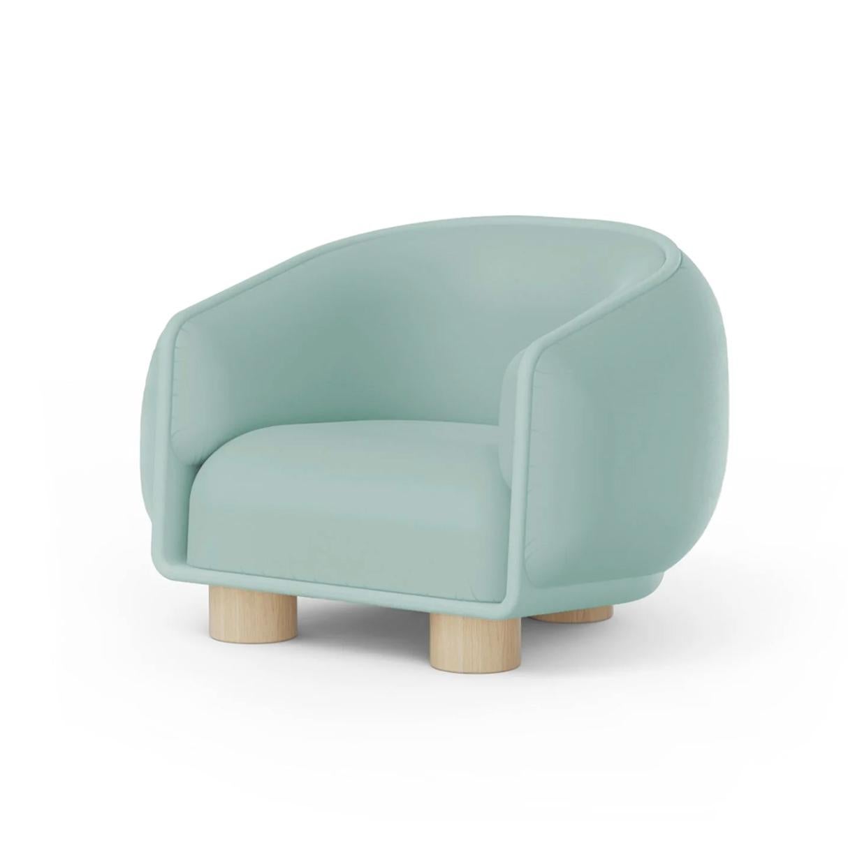 Sillón Charlie con estructura de polvo liso y patas de madera natural Moderno de mediados de siglo en venta