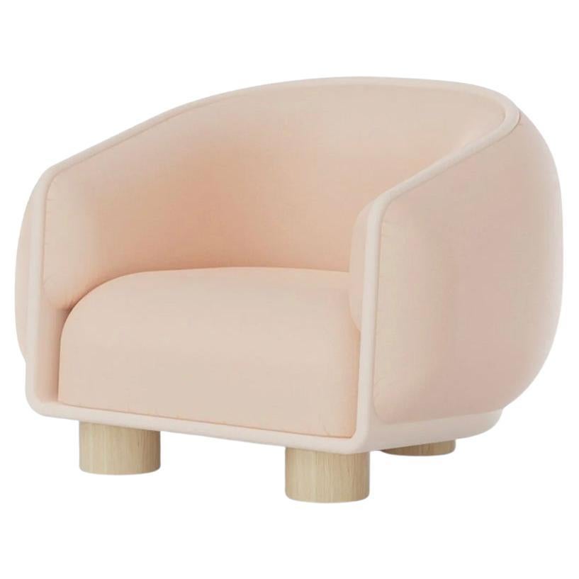 Charlie-Sessel mit glatter Pulverstruktur und natürlichen Holzfüßen