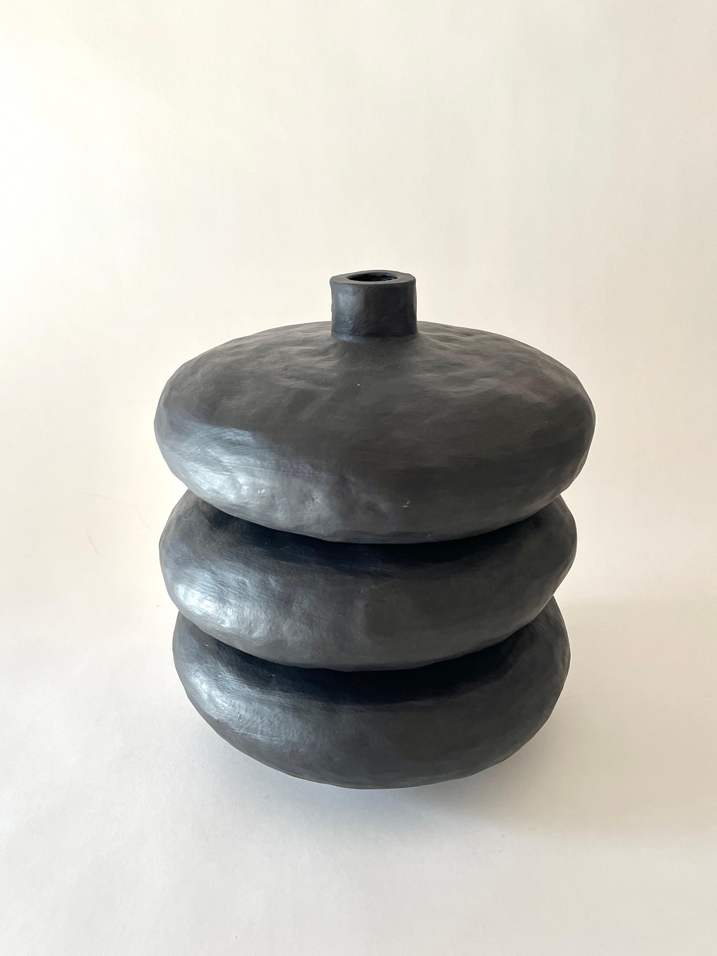 Moderne Vase Charlie noir de Meg Morrison en vente