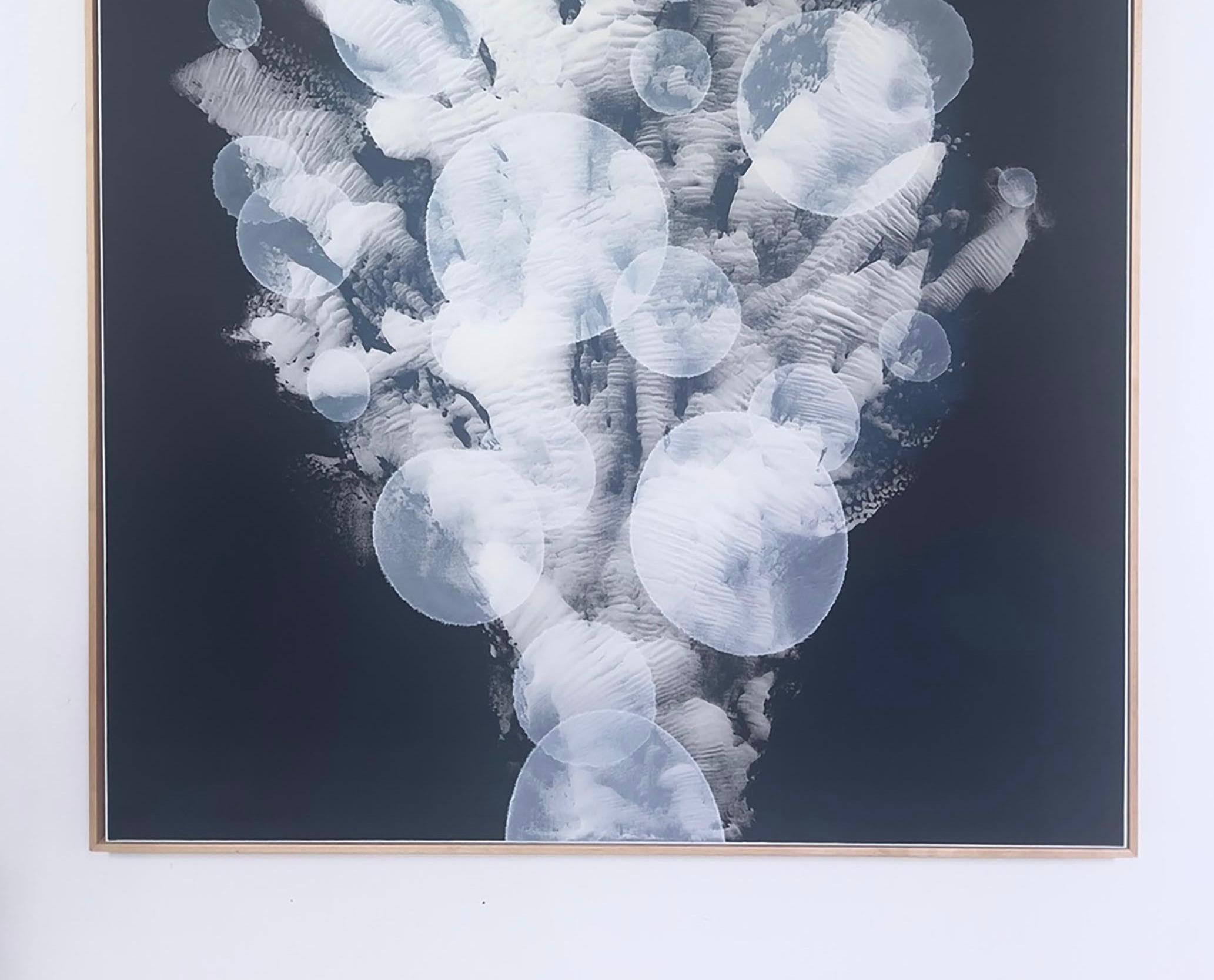 L'attraction gravitationnelle des marées - Abstrait Painting par Charlie Bluett