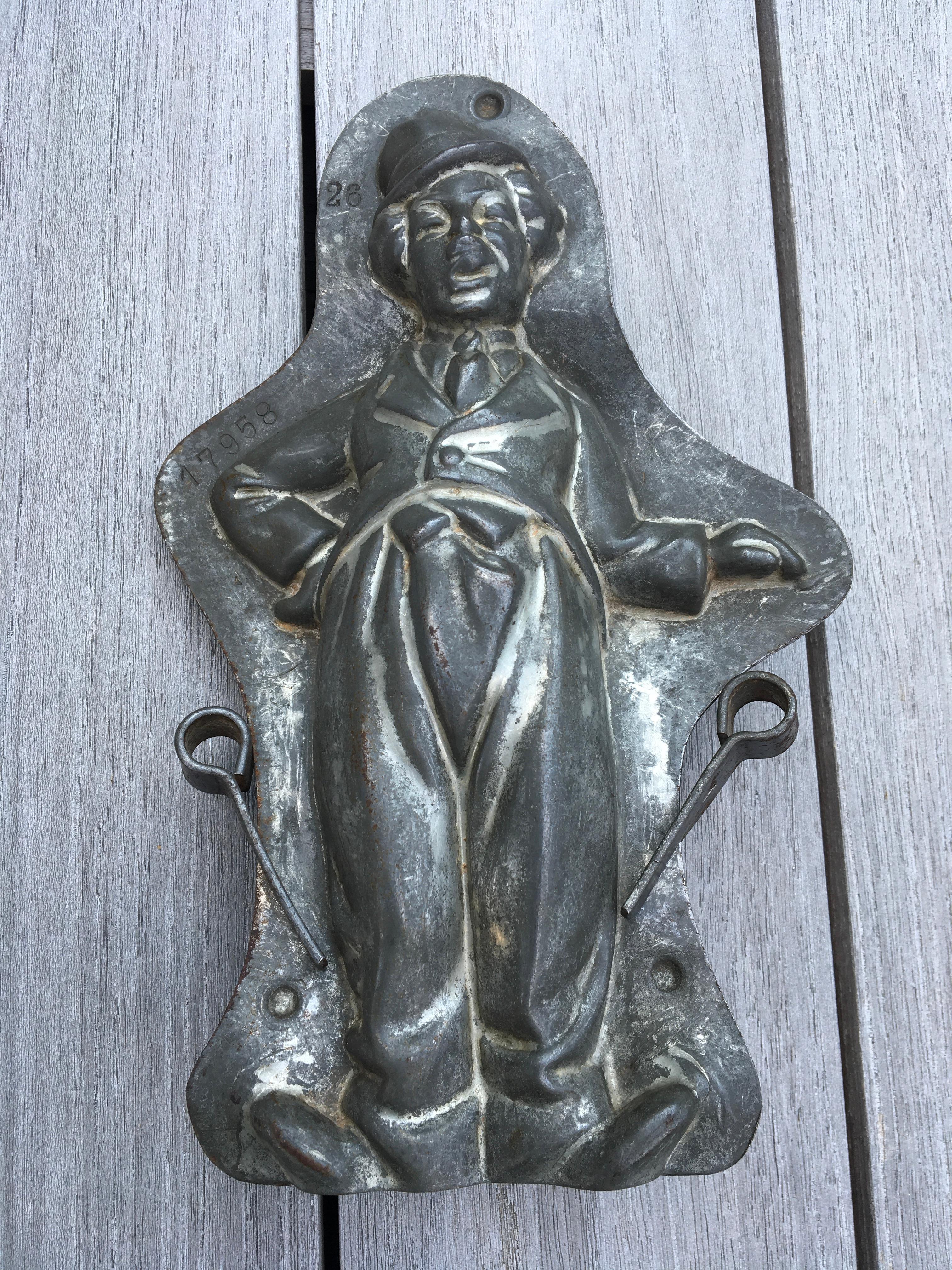 Charlie Chaplin Chocolate Mold - 1930s
Anton Reiche Dresden  - Signed at the back of the mold 
Mold number 17958 / 26 
8,86 inch - 22,5 cm H 
Old German Chocolate Molds 

Charlie Chaplin - Charles Spencer Chaplin - cinema - film - movie star-