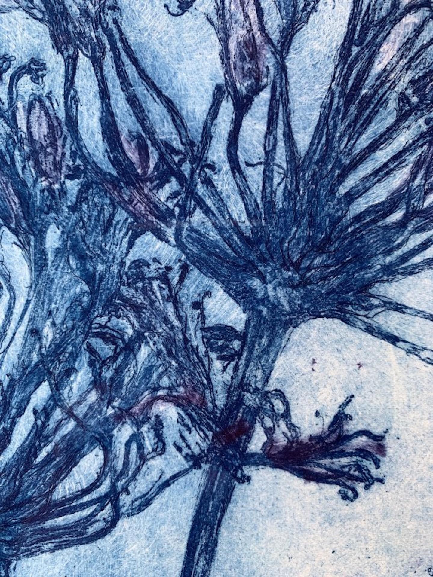 Achathus, Achat, Floraldruck in limitierter Auflage, preisgekrönte Kunst (Blau), Still-Life Print, von Charlie Davies