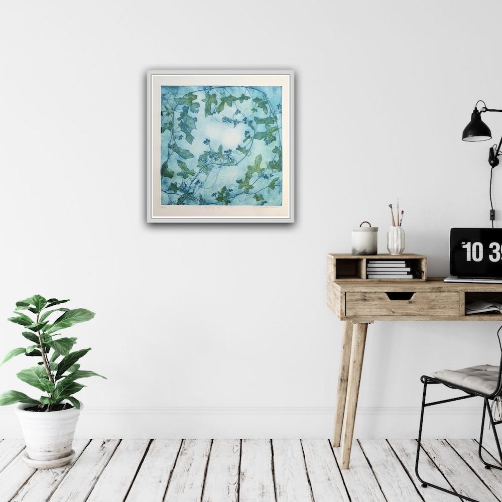 Hiedra rastrera - Figurative Print Azul de Charlie Davies