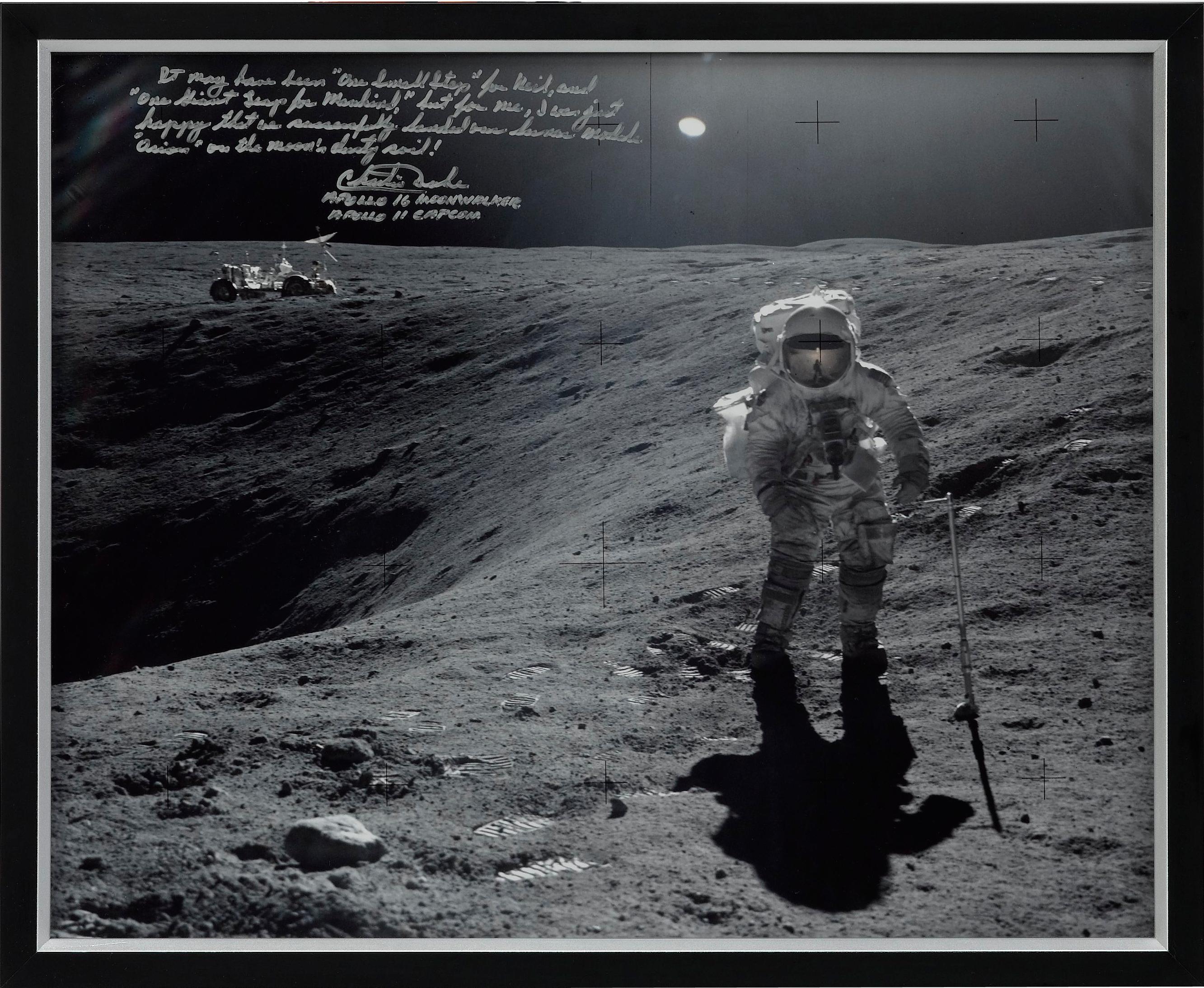 Fotografía firmada por Charlie Duke del paseo lunar del Apolo 16 Moderno en venta