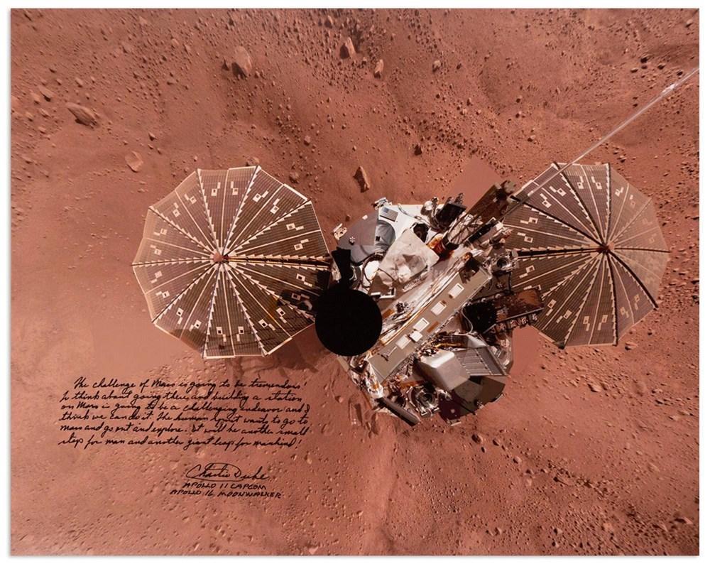 Nous présentons une photographie de l'atterrisseur Phoenix sur Mars, signée et inscrite par Charlie Duke, moonwalker d'Apollo 16. Dans l'inscription, Duke partage ses réflexions sur l'exploration de la planète rouge comme prochaine étape de
