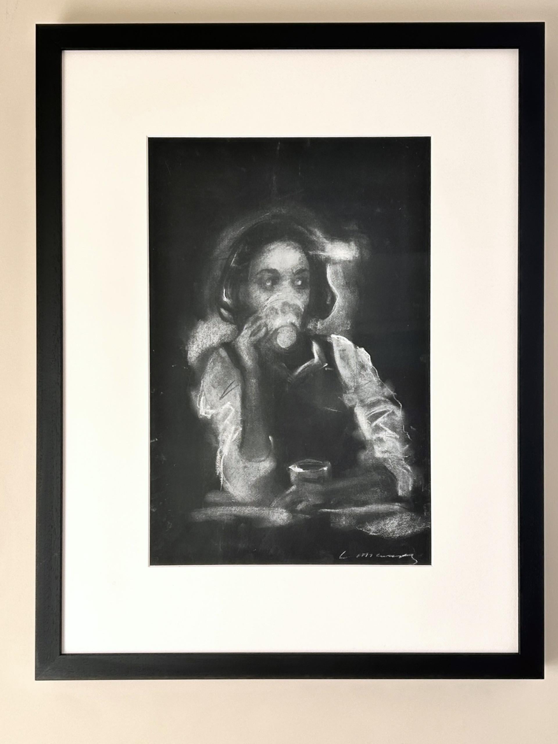 Mädchen trinkend-gegenständlich, zeitgenössisch, original Kohle, weiblich, signiert, Cafe (Schwarz), Figurative Art, von Charlie Mackesy