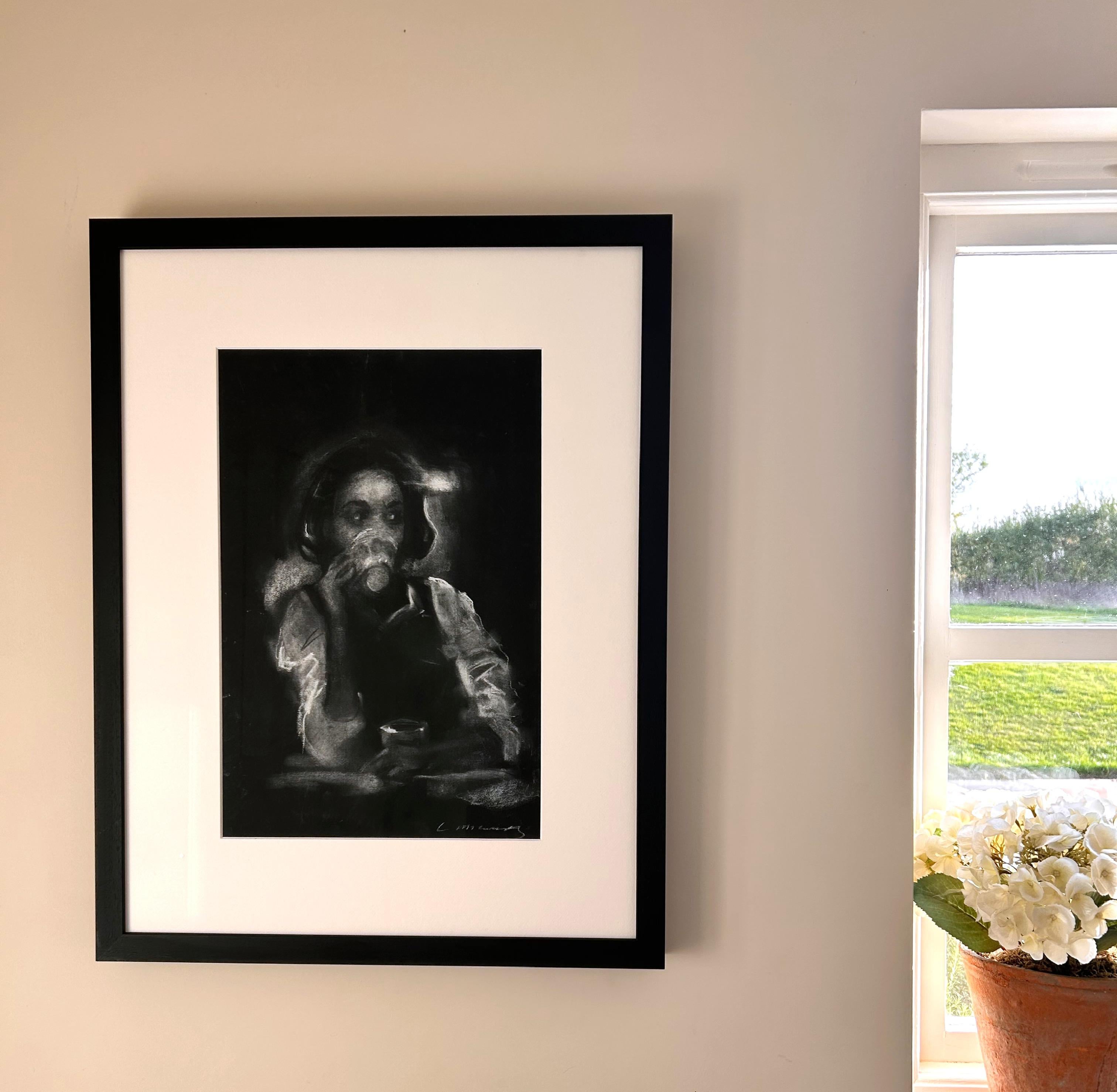 Mädchen trinkend-gegenständlich, zeitgenössisch, original Kohle, weiblich, signiert, Cafe im Angebot 3