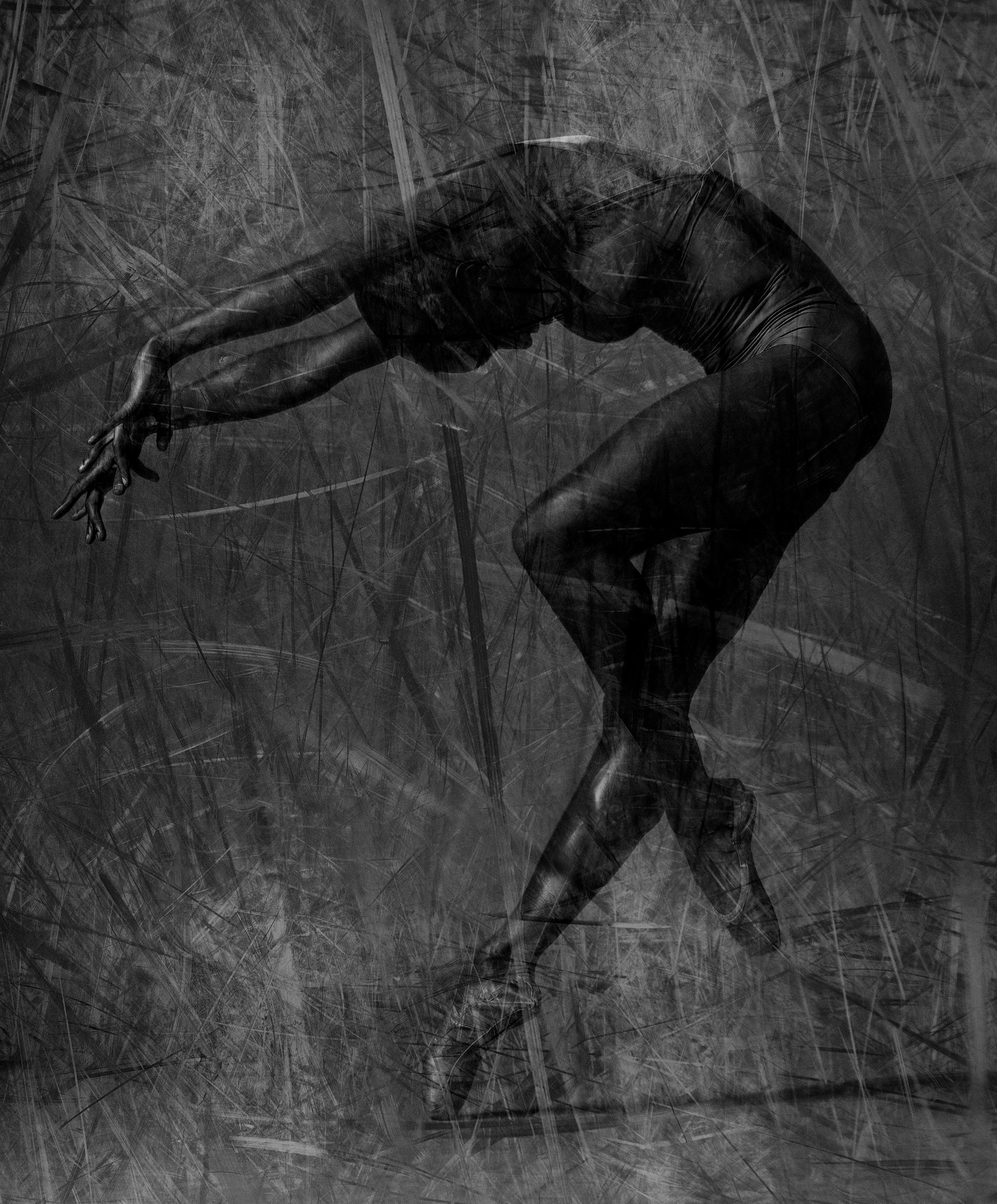 Black and White Photograph de Charlie McCullers - "Strata No. 138" - ballet, blanco y negro, figurativo, bailarina, movimiento