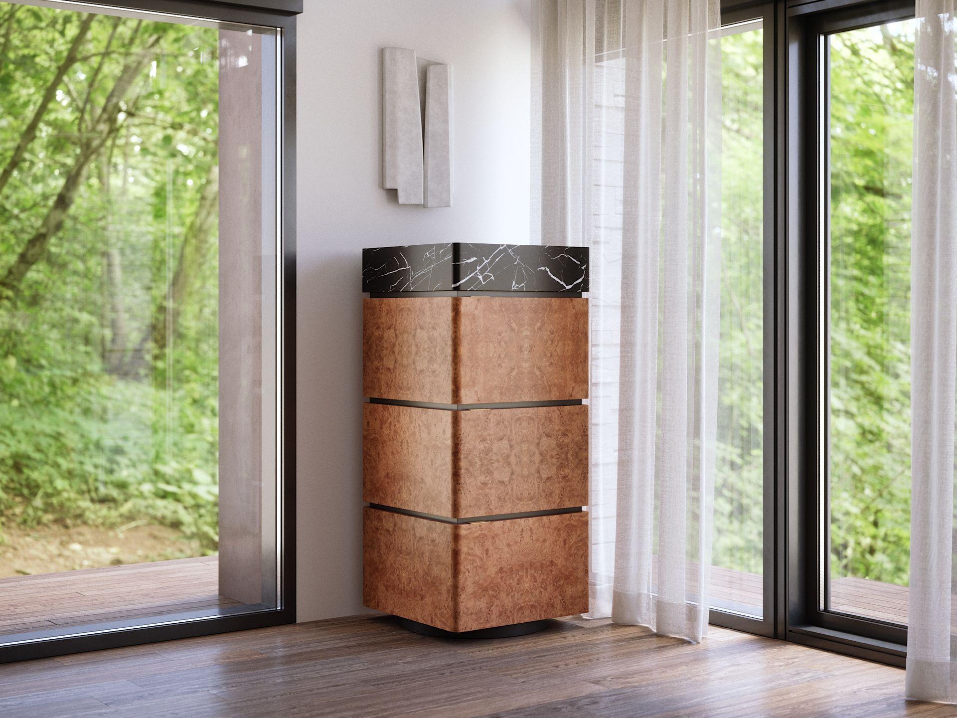 Gli intriganti e imprevedibili motivi naturalmente sfoggiati dalla radica di castagno caratterizzano questo superbo mobile bar. Con un pregiato piano in marmo nero, la struttura è dotata di due ante, di un cassetto e di uno speciale mobile a ribalta