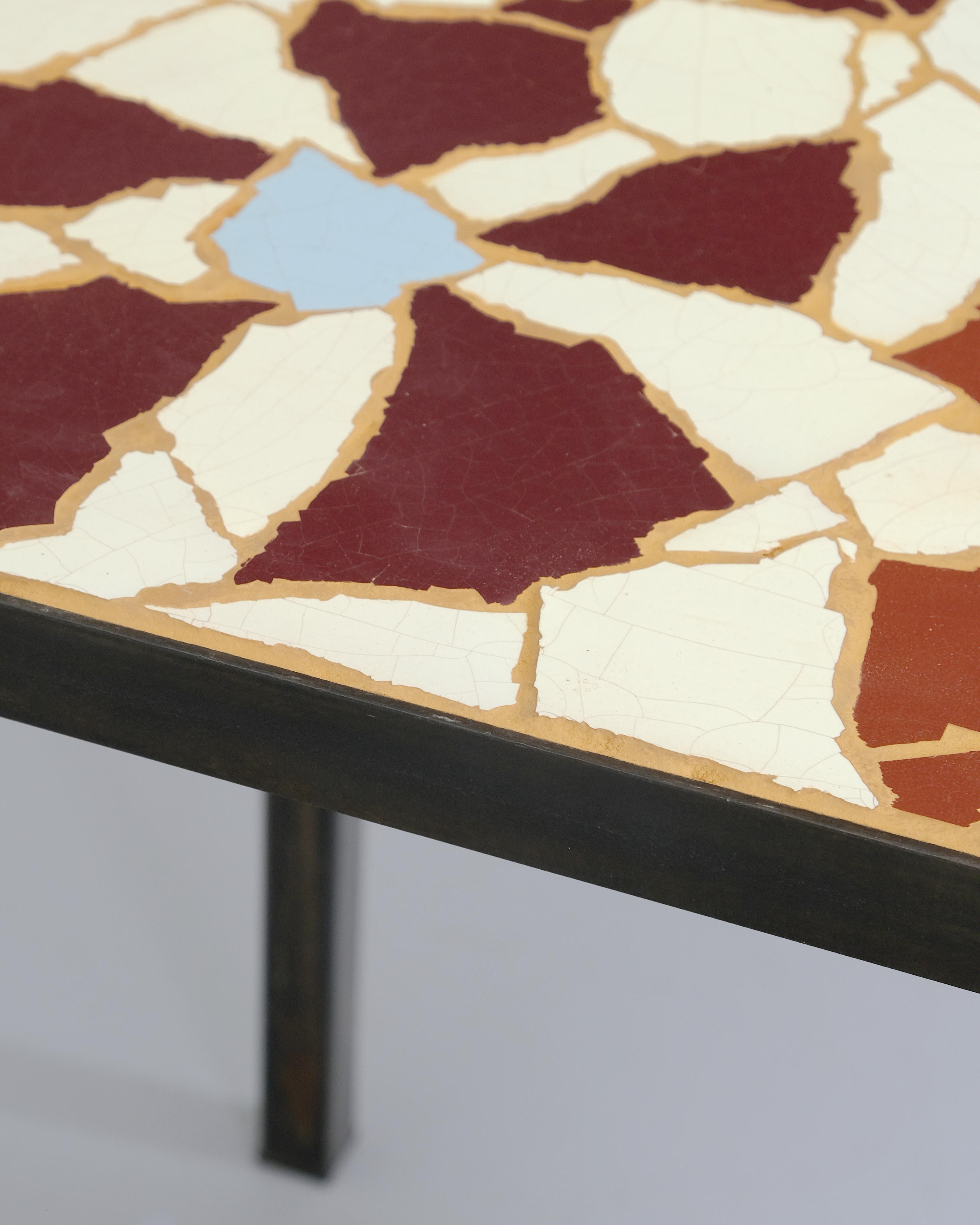 Charlie Sheppard - Mesa auxiliar cuadrada
Baldosa de cerámica esmaltada hecha a mano sobre tabla, encimera de lechada coloreada a medida con marco de acero bruñido  Alto 60,5 × Ancho 45 × Fondo 45 cm  (10226)
Nacido en el Reino Unido (1988) y