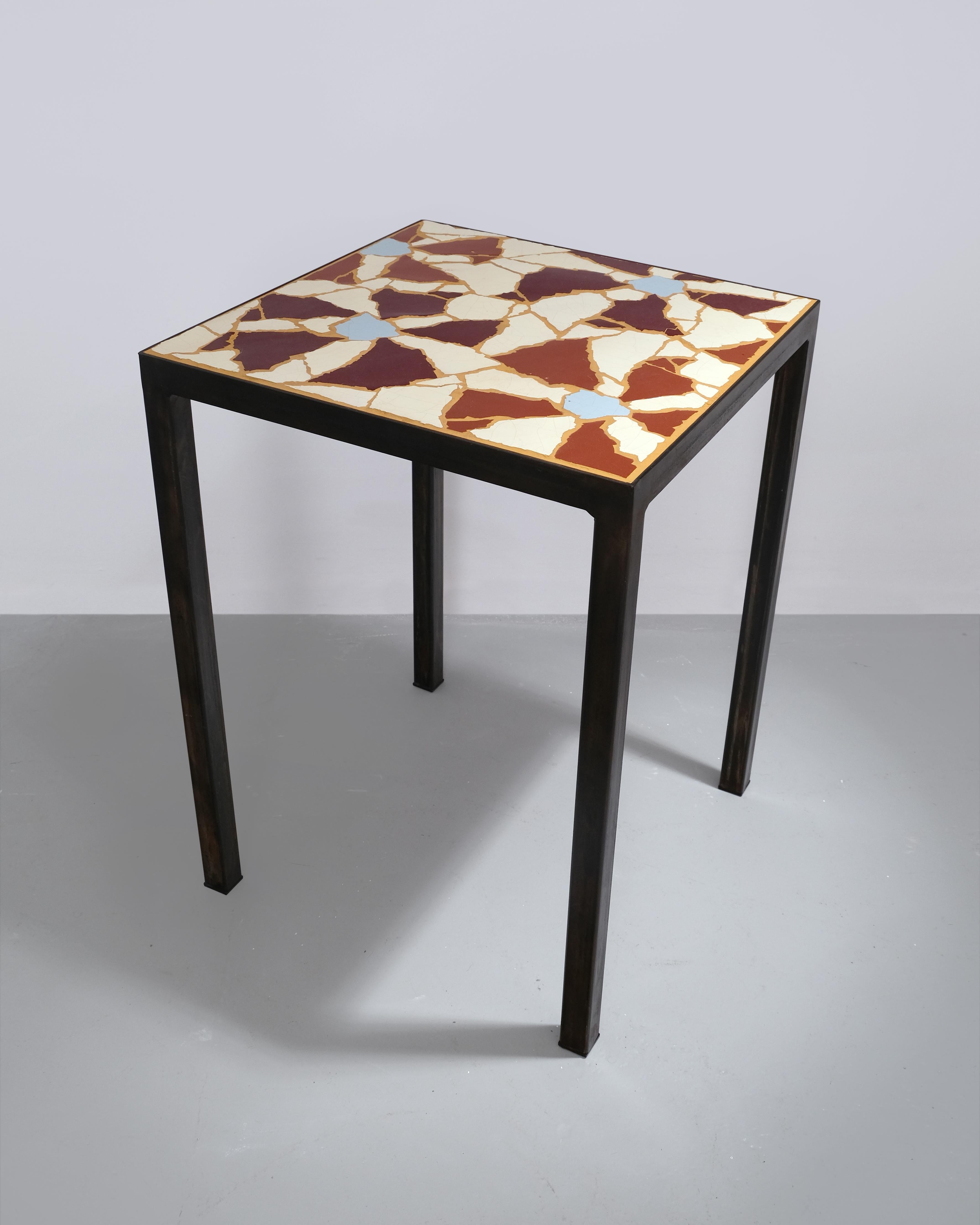 Charlie Sheppard   Mesa auxiliar cuadrada de mosaico hecha a mano en Excelente estado para la venta en London, GB