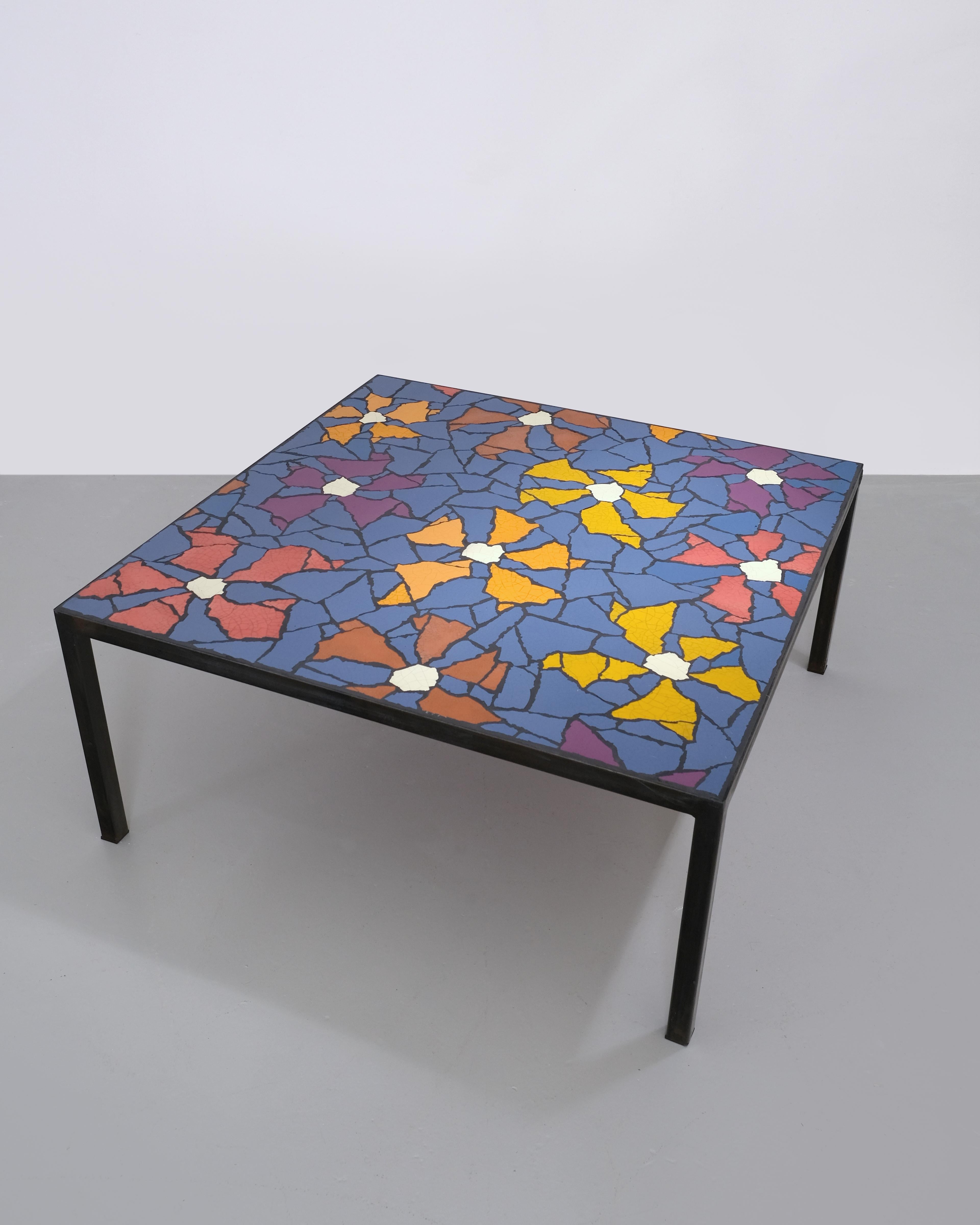 Charlie Sheppard - Mesa baja cuadrada grande
Baldosa de cerámica esmaltada hecha a mano sobre tabla, encimera de lechada de color hecha a medida con marco de acero bruñido  Alto 40,5 × Ancho 90 × Fondo 90 cm
Esta gran mesa de centro cuadrada de