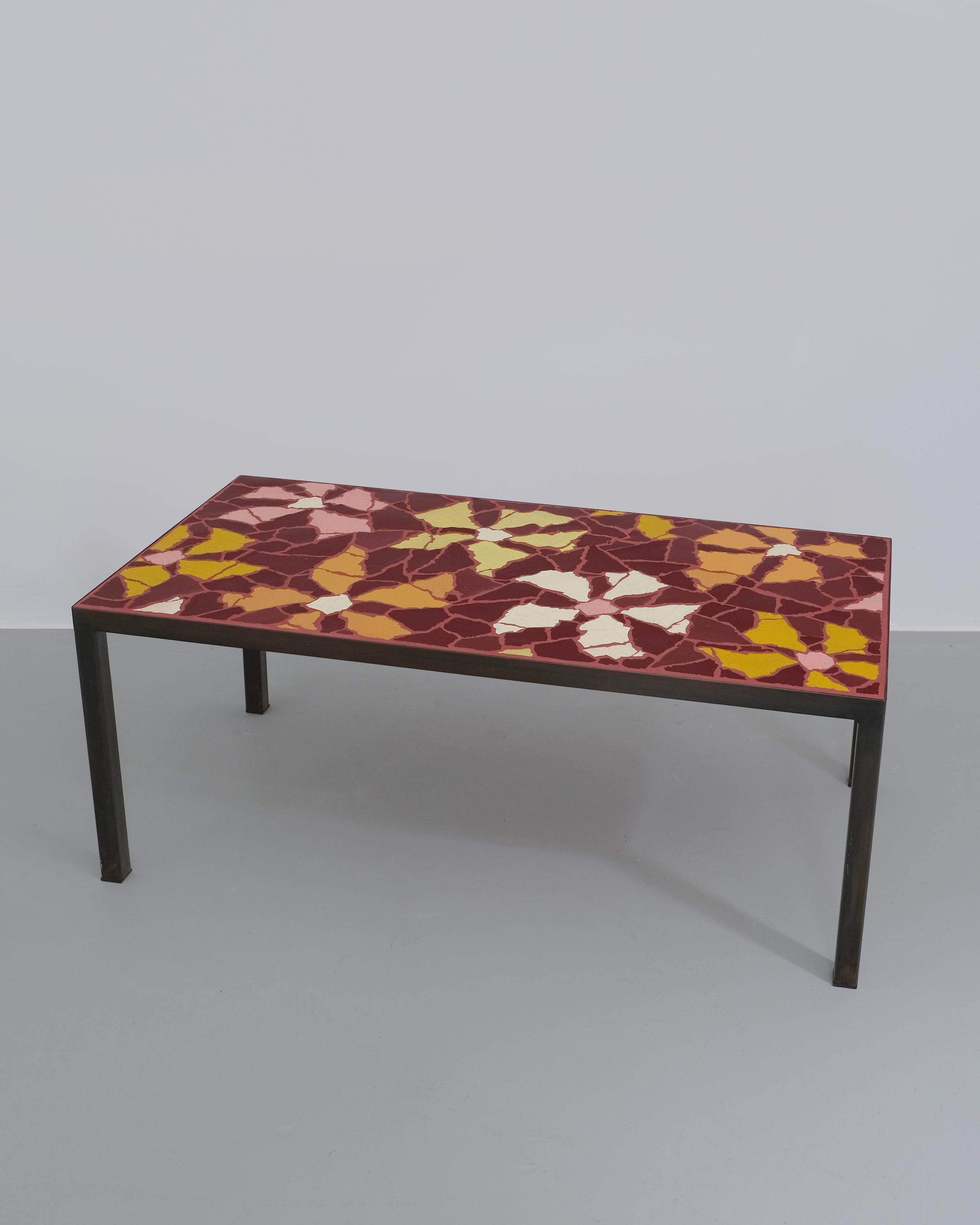 Charlie Sheppard - Mesa baja rectangular
Baldosa de cerámica esmaltada hecha a mano sobre tabla, encimera de lechada coloreada a medida con marco de acero bruñido  Alto 40,5 × Ancho 100 × Fondo 50 cm
Nacido en 1988 y afincado en Londres, el trabajo