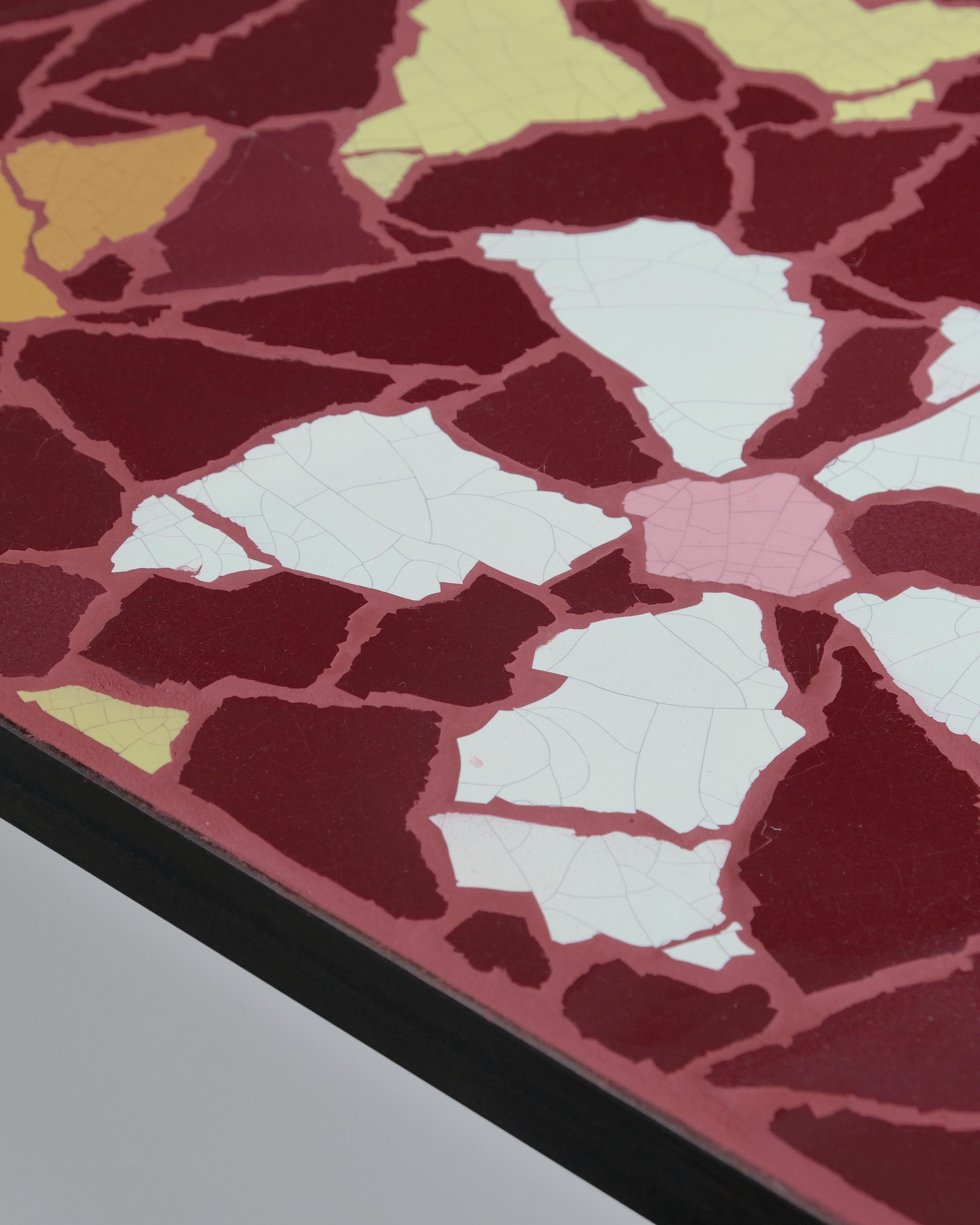 Mesa baja rectangular de mosaico Charlie Sheppard Azulejo de cerámica esmaltada hecho a mano Moderno de mediados de siglo en venta