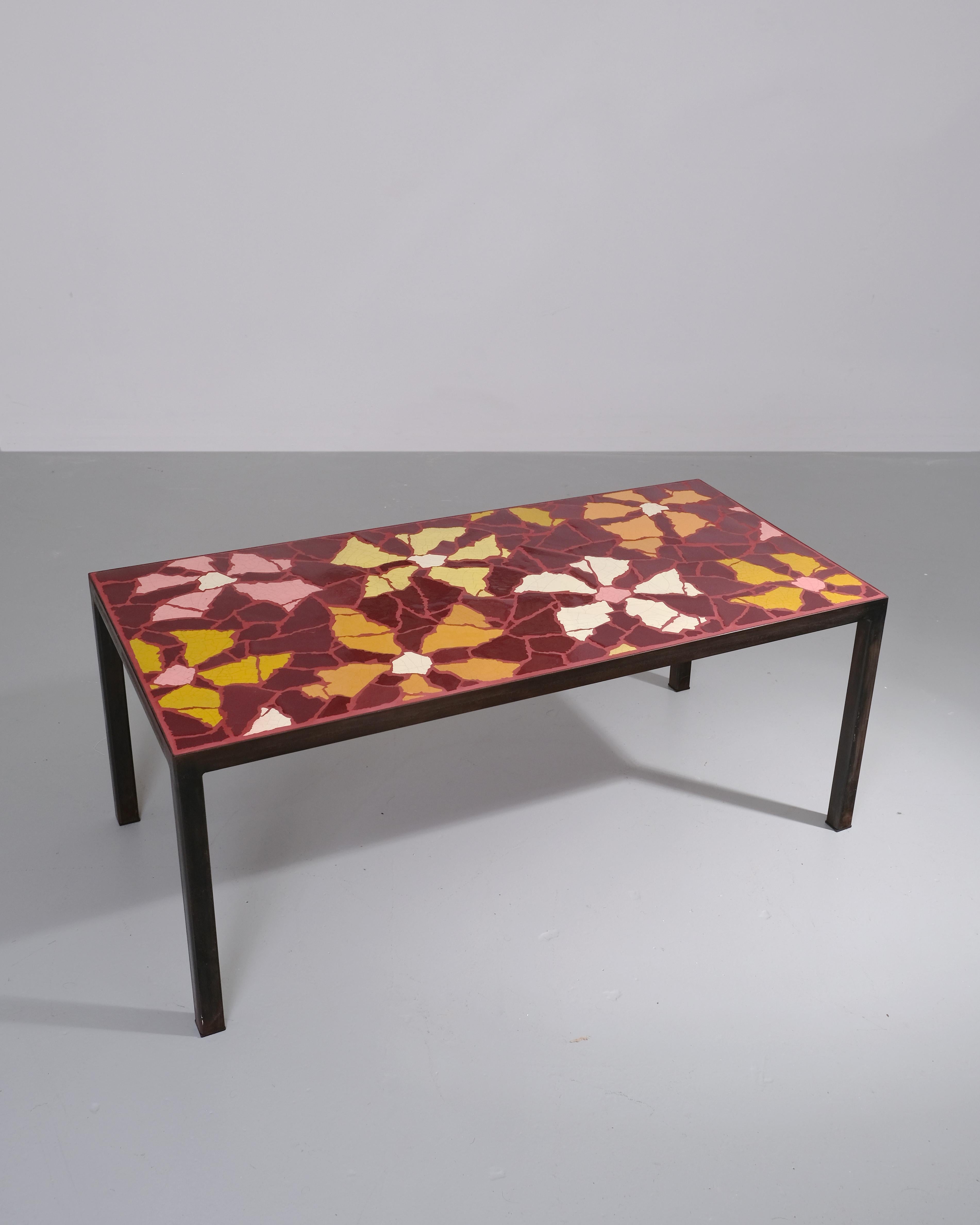 Mesa baja rectangular de mosaico Charlie Sheppard Azulejo de cerámica esmaltada hecho a mano Inglés en venta