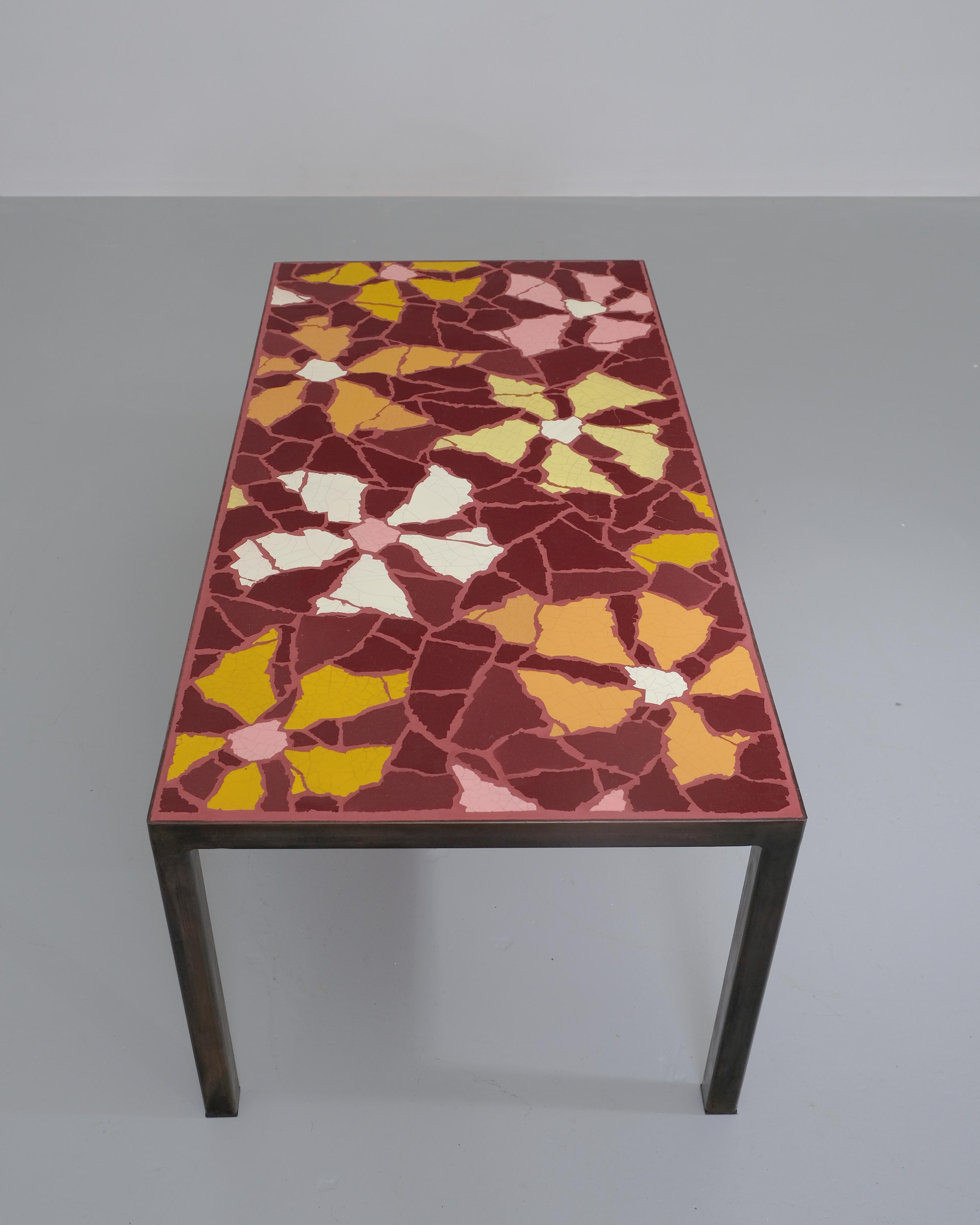 Mesa baja rectangular de mosaico Charlie Sheppard Azulejo de cerámica esmaltada hecho a mano en Excelente estado para la venta en London, GB