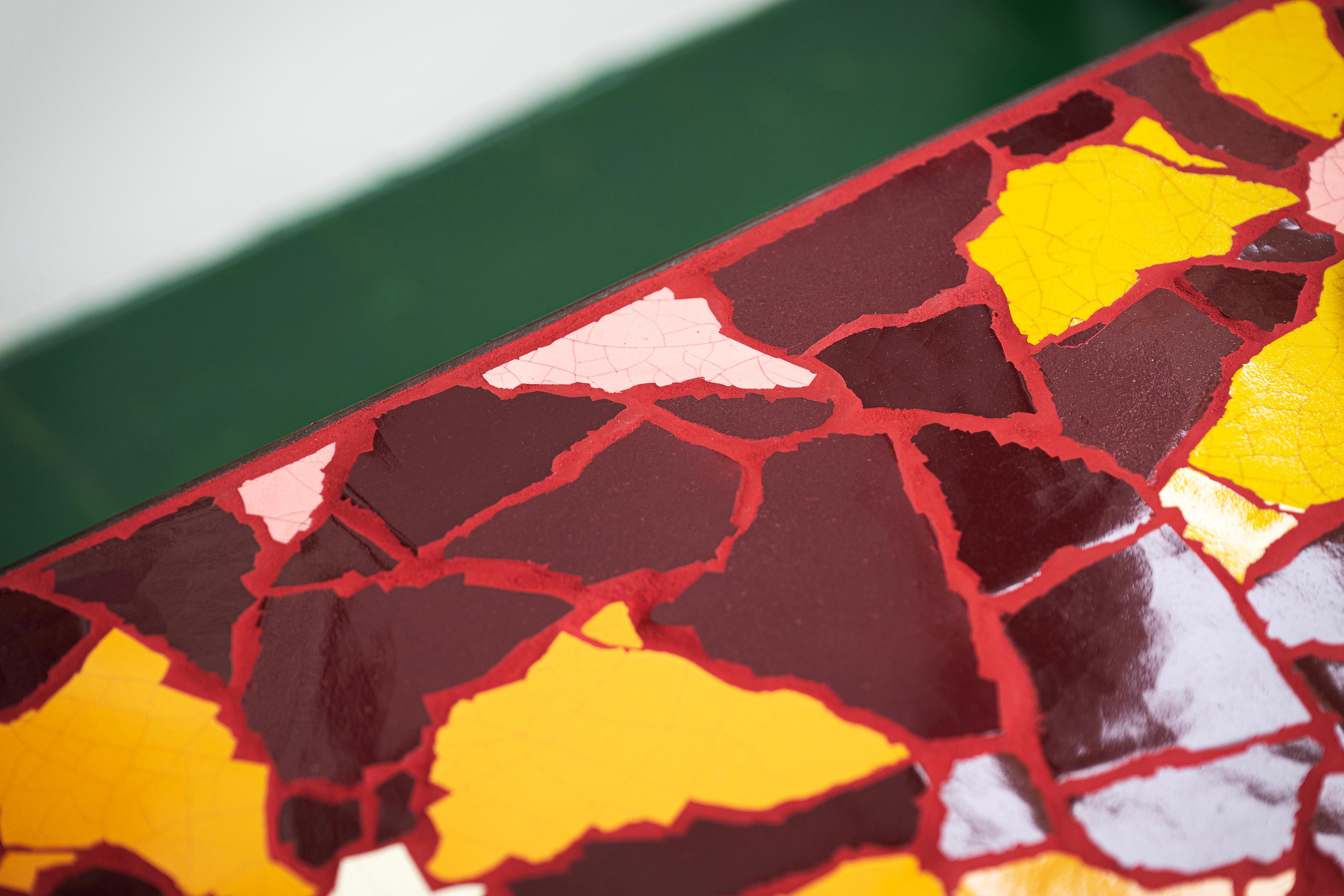 Mesa baja rectangular de mosaico Charlie Sheppard Azulejo de cerámica esmaltada hecho a mano Siglo XXI y contemporáneo en venta