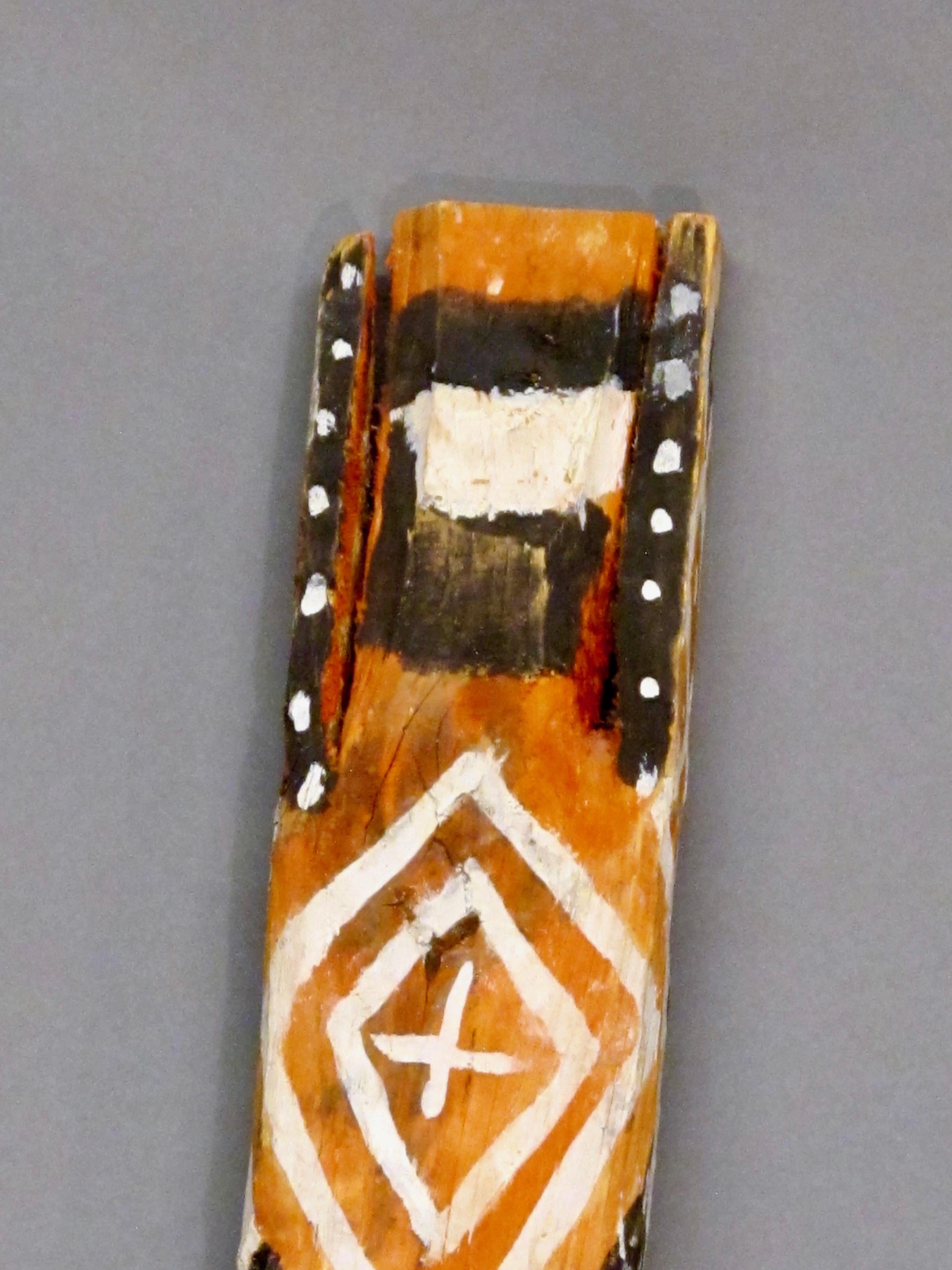 Figura de Arte Popular Navajo, Charlie Willetto, Efigie Blanca Naranja Nativa Americana - Figurative Sculpture Marrón de Charlie Willeto