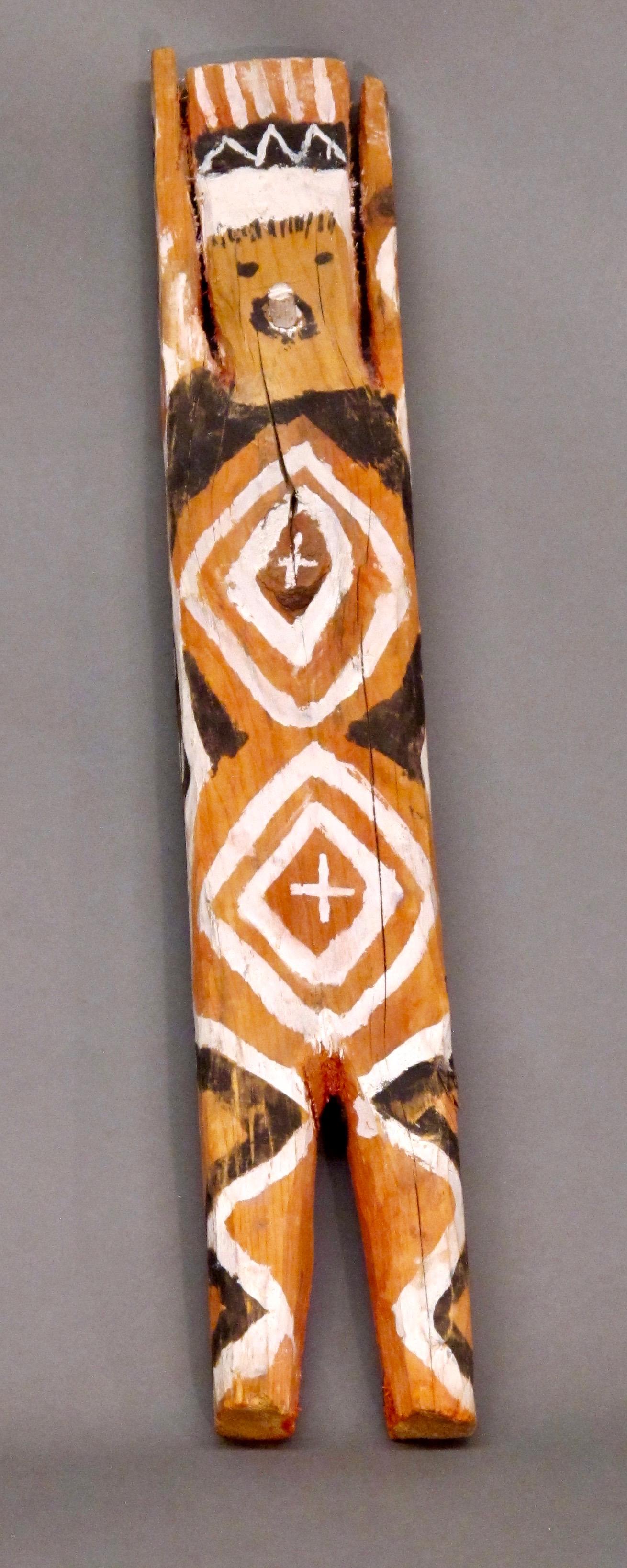 Figurative Sculpture de Charlie Willeto - Figura de Arte Popular Navajo, Charlie Willetto, Efigie Blanca Naranja Nativa Americana