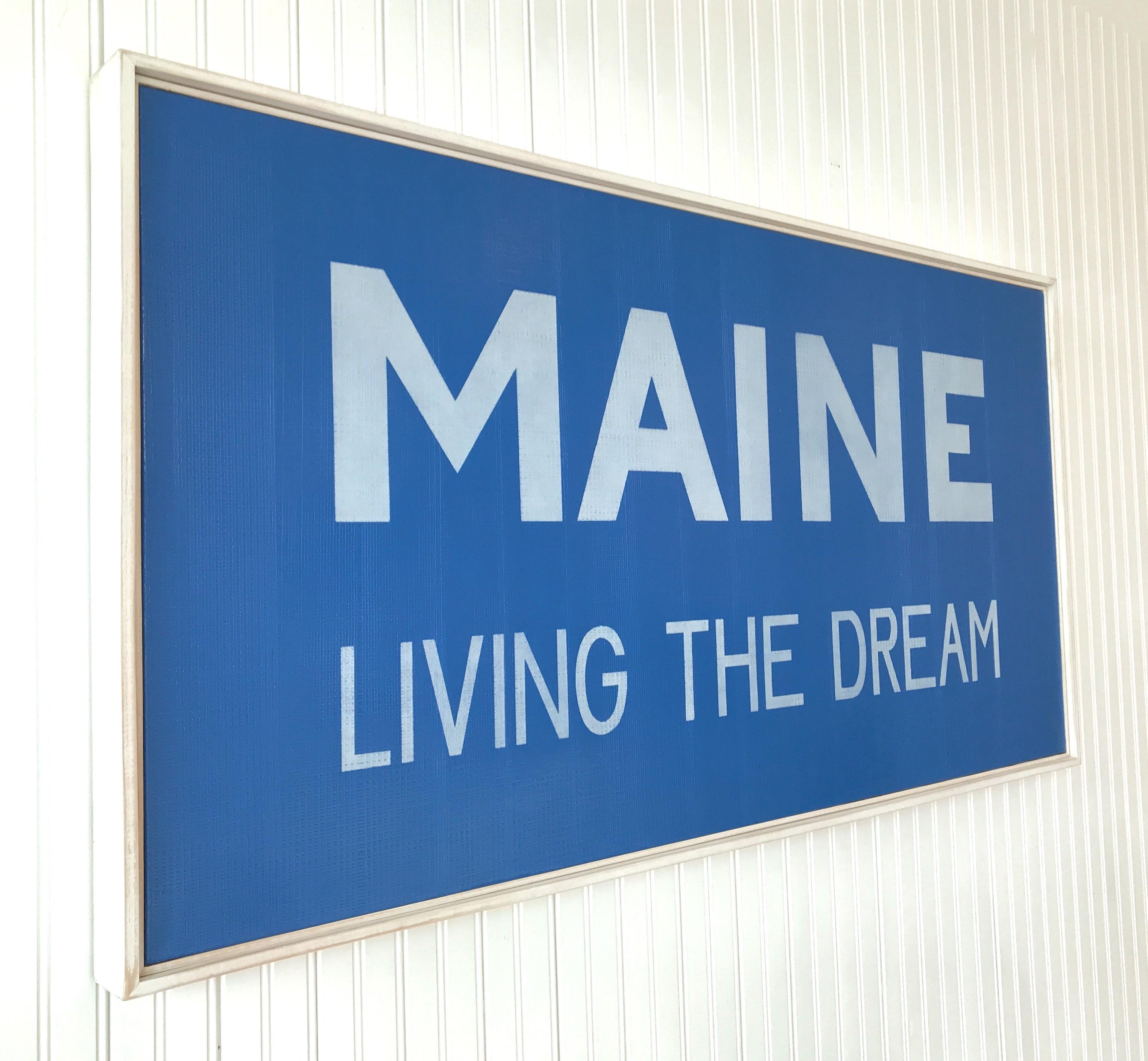 « MAINE, LIVING THE DREAM » (LIVING THE DREAM)  Drapeau du Maine, lettres blanches sur fond bleu vif - Painting de Charlotte Andry Gibbs