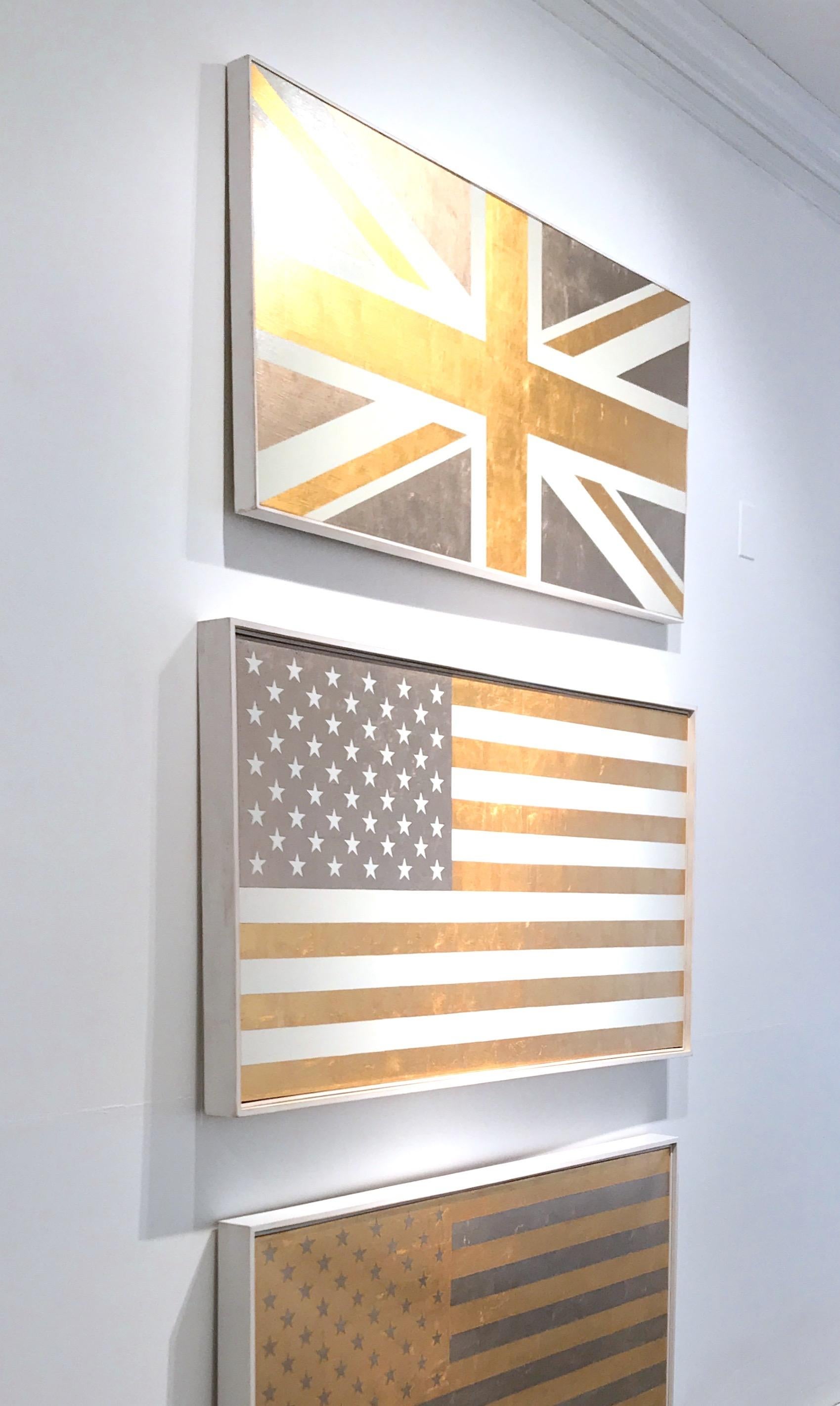 « Drapeau des États-Unis en blanc et or »  Americana, Pop, feuille d'or 23 carats, contemporain  - Or Abstract Painting par Charlotte Andry Gibbs