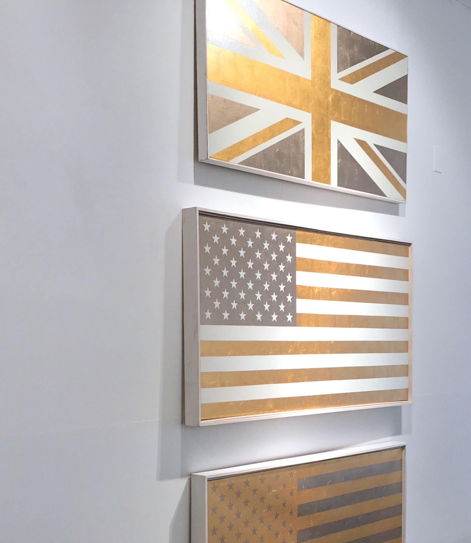 „U.S. Flagge in Weiß und Gold“  Americana, Pop, 23-karätiges Blattgold, zeitgenössisch  – Painting von Charlotte Andry Gibbs