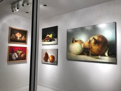 „Winterfrüchte“ – rotes, leuchtendes Stillleben, Ölgemälde, AM Contemporary amerikanische Volkskunst