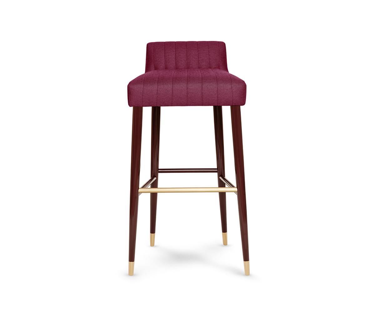 Taburete de bar Charlotte by Munna
Dimensiones: P 47 x An 46 x Al 92 cm. SH: 80 cm.
Materiales: Madera maciza, espuma, latón y tapicería.
Acabado: Tapizado: Sarga FR, ref. Frambuesa, TFR11.  Patas: Laca brillante frambuesa. Detalle metálico: Latón