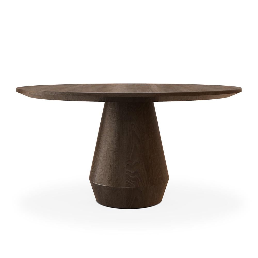 Chaise de salle à manger grise de Collector
Matériaux : bois de chêne
Dimensions : 160 x 77 

C'est comme si vous aviez un énorme bloc de bois et que vous le tourniez dans un énorme tour, en donnant l'impression que sa forme circulaire a été