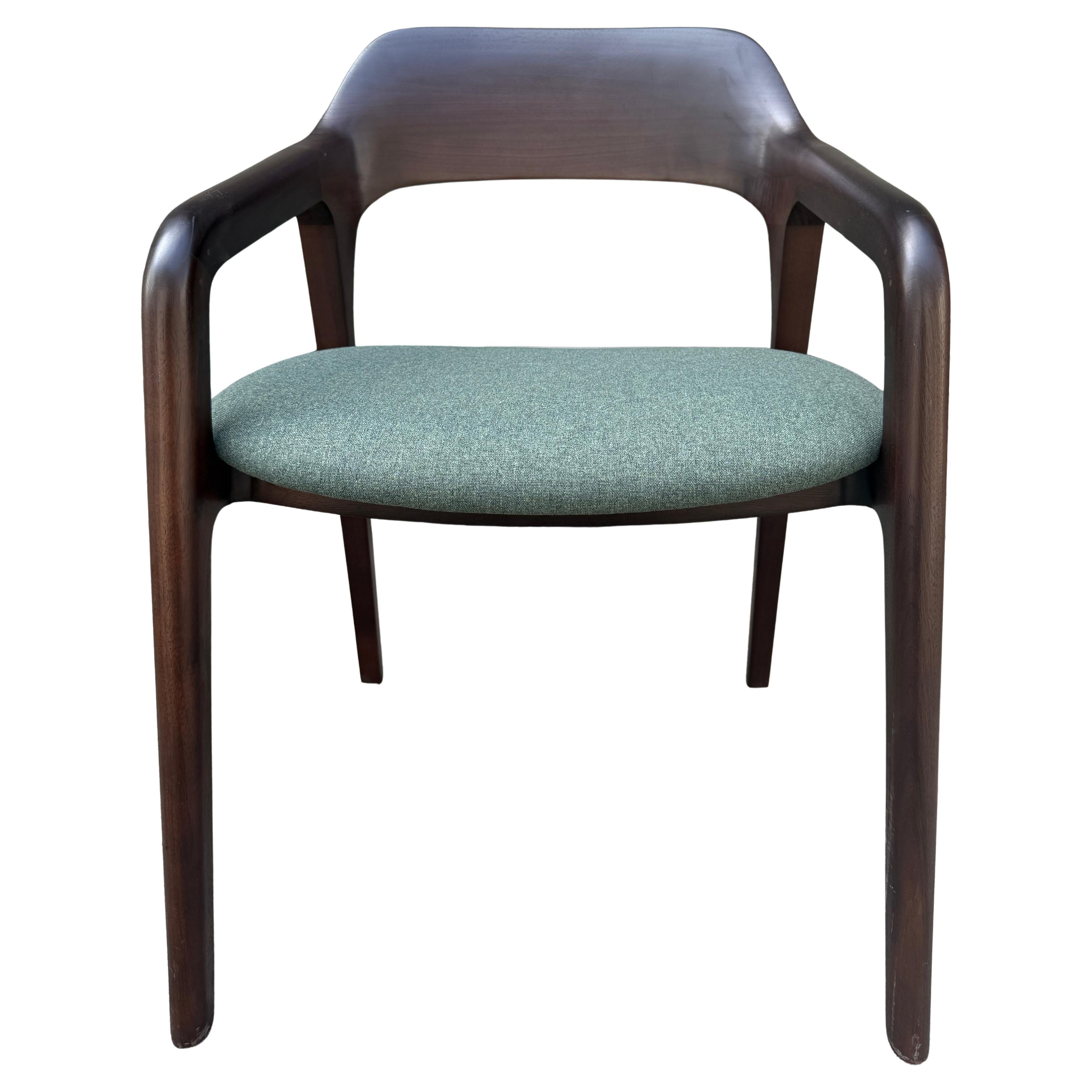 La sedia splendidamente scolpita parla il linguaggio della semplicità, presentando un'estetica uniforme caratterizzata da linee angolari precise giustapposte a forme organiche e curve. Sedia laterale o da pranzo perfetta. Solido e ben costruito.