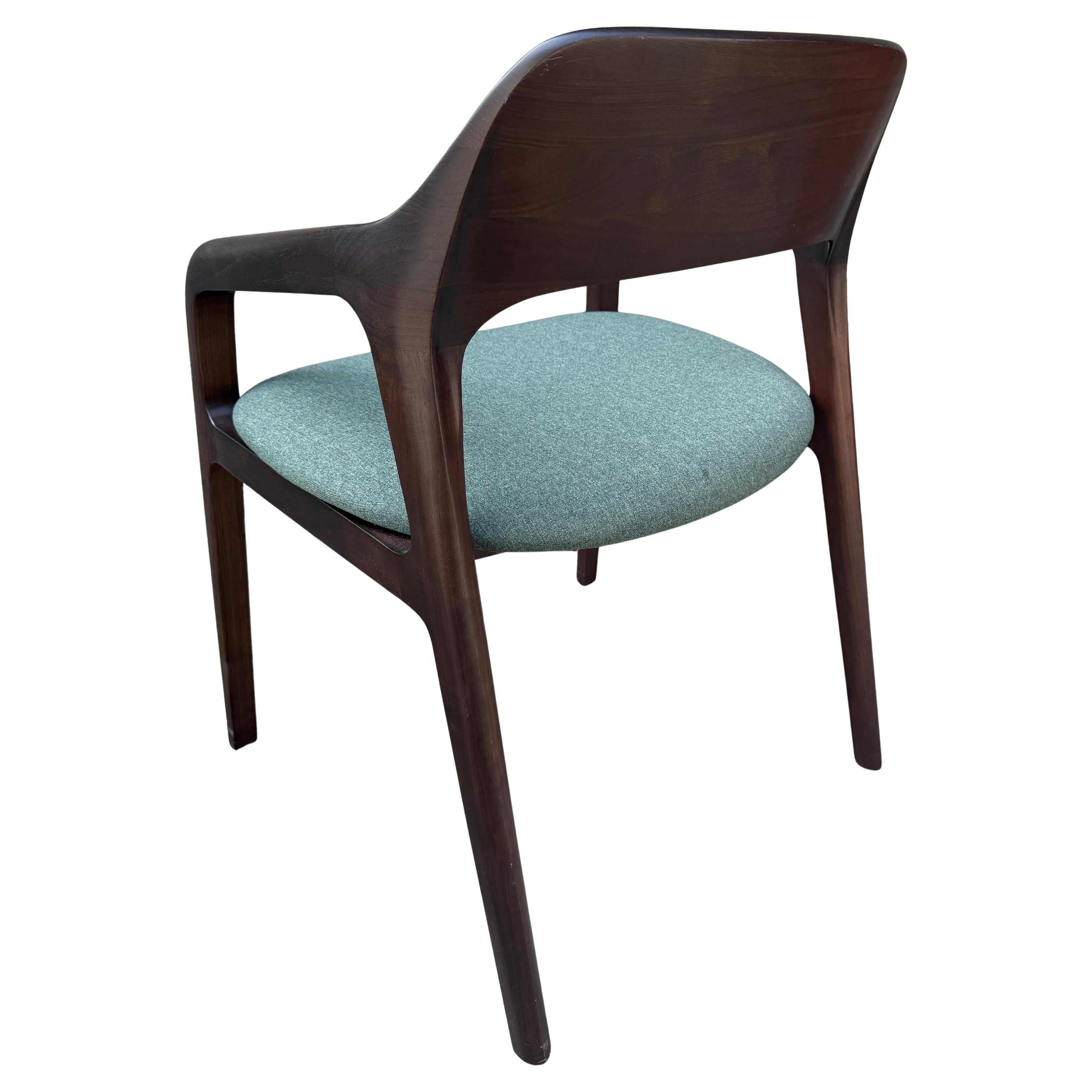 XXI secolo e contemporaneo Sedia per ospiti Charlotte di Bernhardt Design in vendita