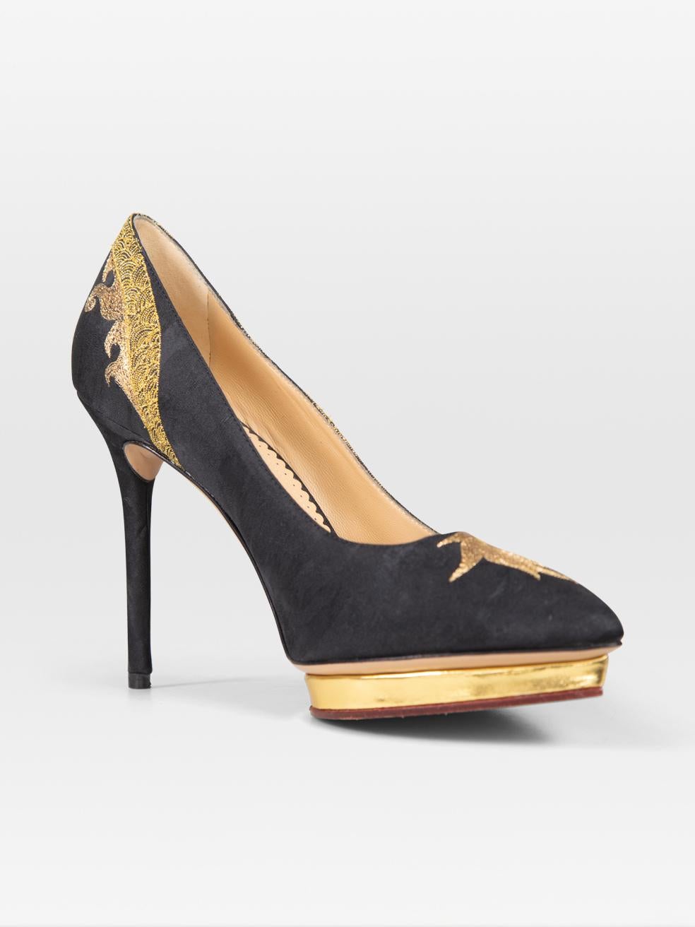El ESTADO es Muy bueno. Se aprecia un desgaste mínimo de las bombas. Abrasión en las puntas de las plataformas de ambos zapatos de este artículo de segunda mano de la diseñadora Charlotte Olympia.
 
 
 
 Detalles
 
 
 Model No: Debbie Auspiciosa
 
