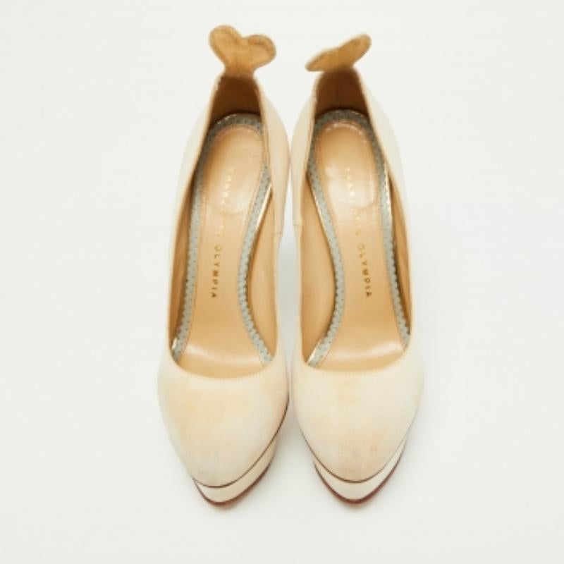 Haz una declaración de estilo chic con estos zapatos de salón de diseño. Presentan tacones robustos y suelas duraderas, ¡perfectos para tus salidas a la moda!