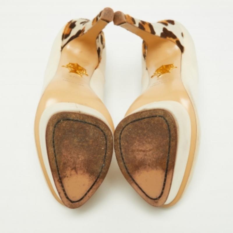 Charlotte Olympia Bombas de plataforma Dolly de tela y pelo de becerro beige Talla 37.5 en Bueno estado para la venta en Dubai, Al Qouz 2