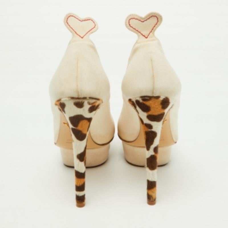 Charlotte Olympia Bombas de plataforma Dolly de tela y pelo de becerro beige Talla 37.5 en venta 2