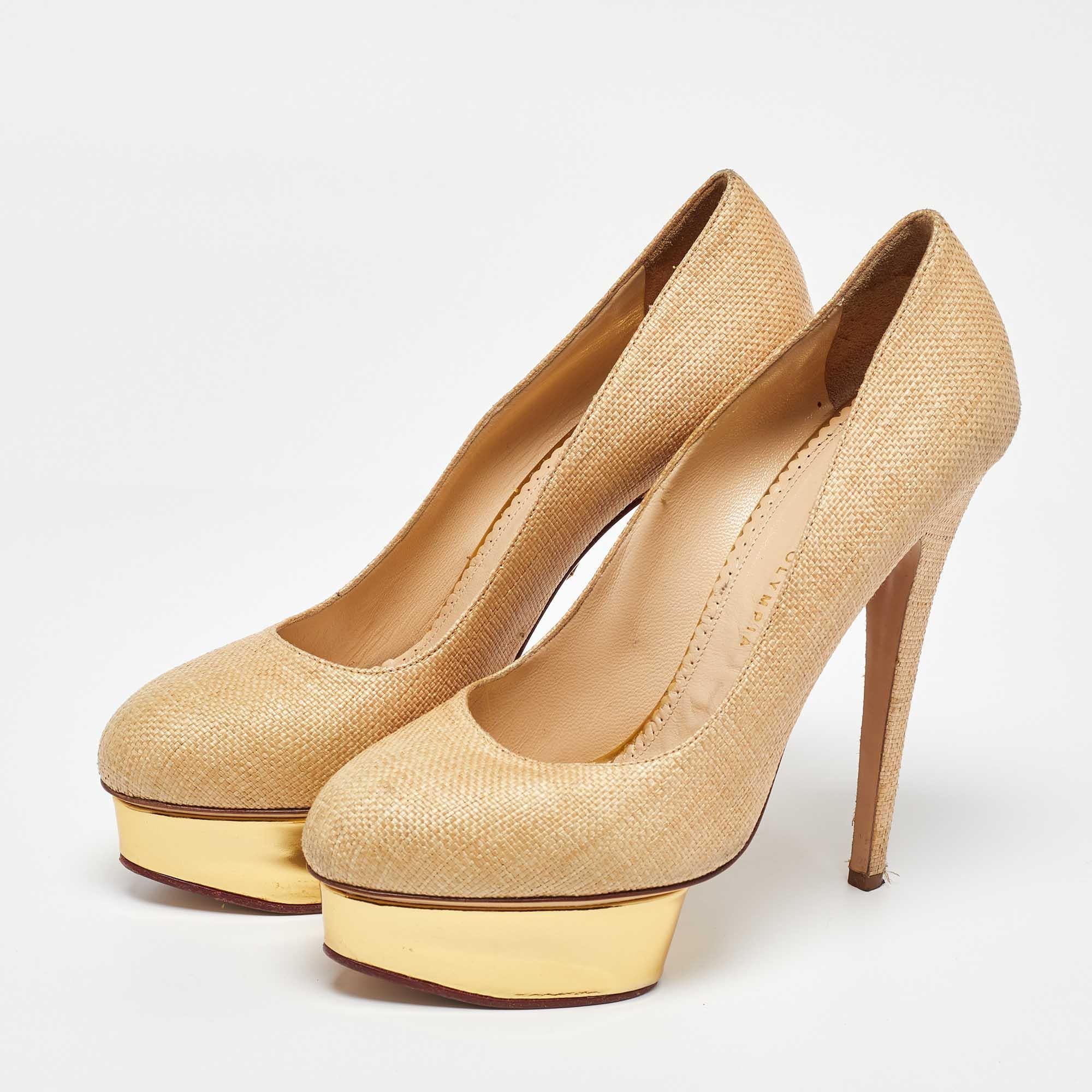 Nos encantan estos zapatos de salón de Charlotte Olympia en un tono elegante. Diseñadas para llamar la atención, tienen una silueta elegante y un buen ajuste. Llévalos bajo maxifaldas para un toque de glamour o déjalos brillar con dobladillos