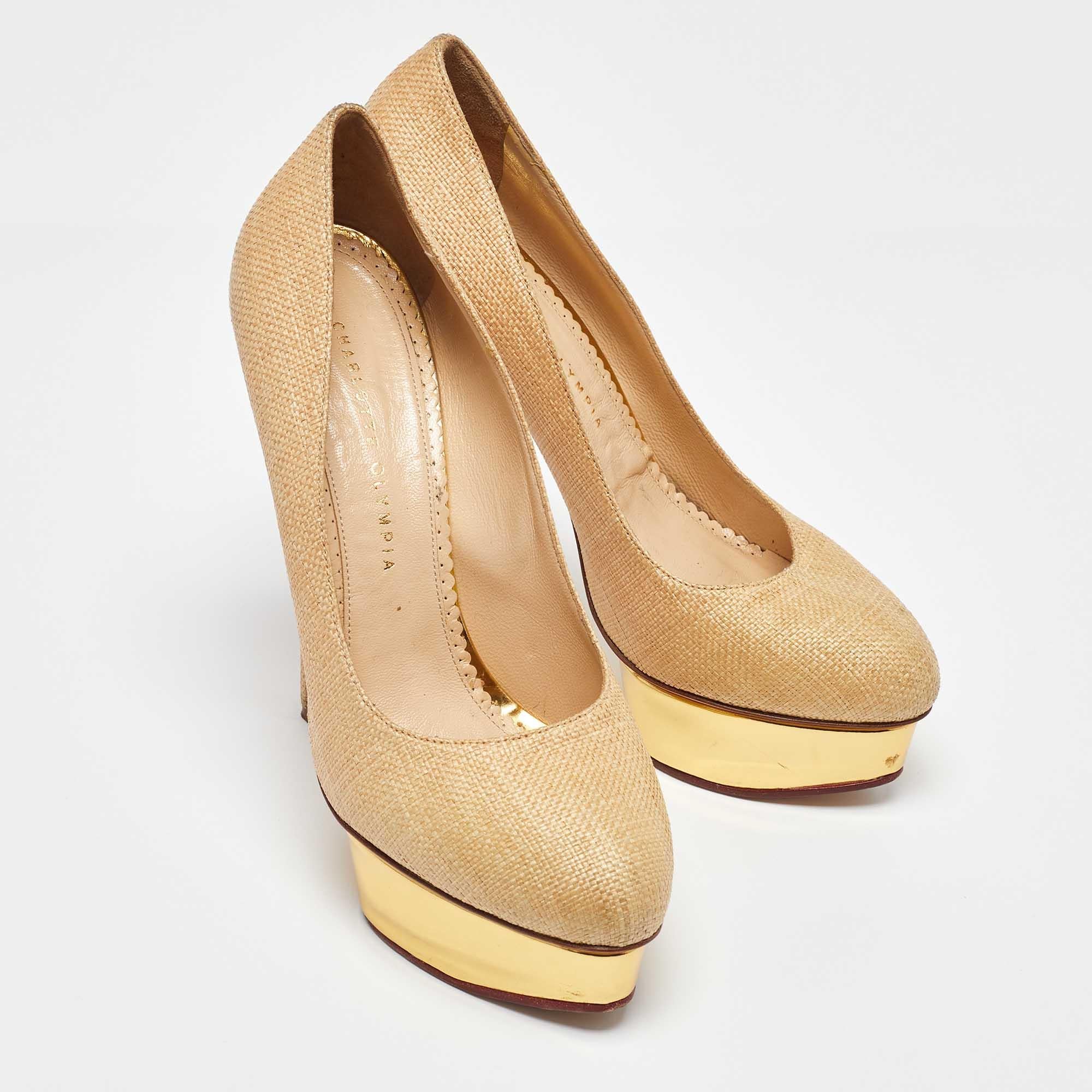Charlotte Olympia Bombas de plataforma Dolly de rafia beige/oro y piel talla 41 en Bastante bueno estado para la venta en Dubai, Al Qouz 2