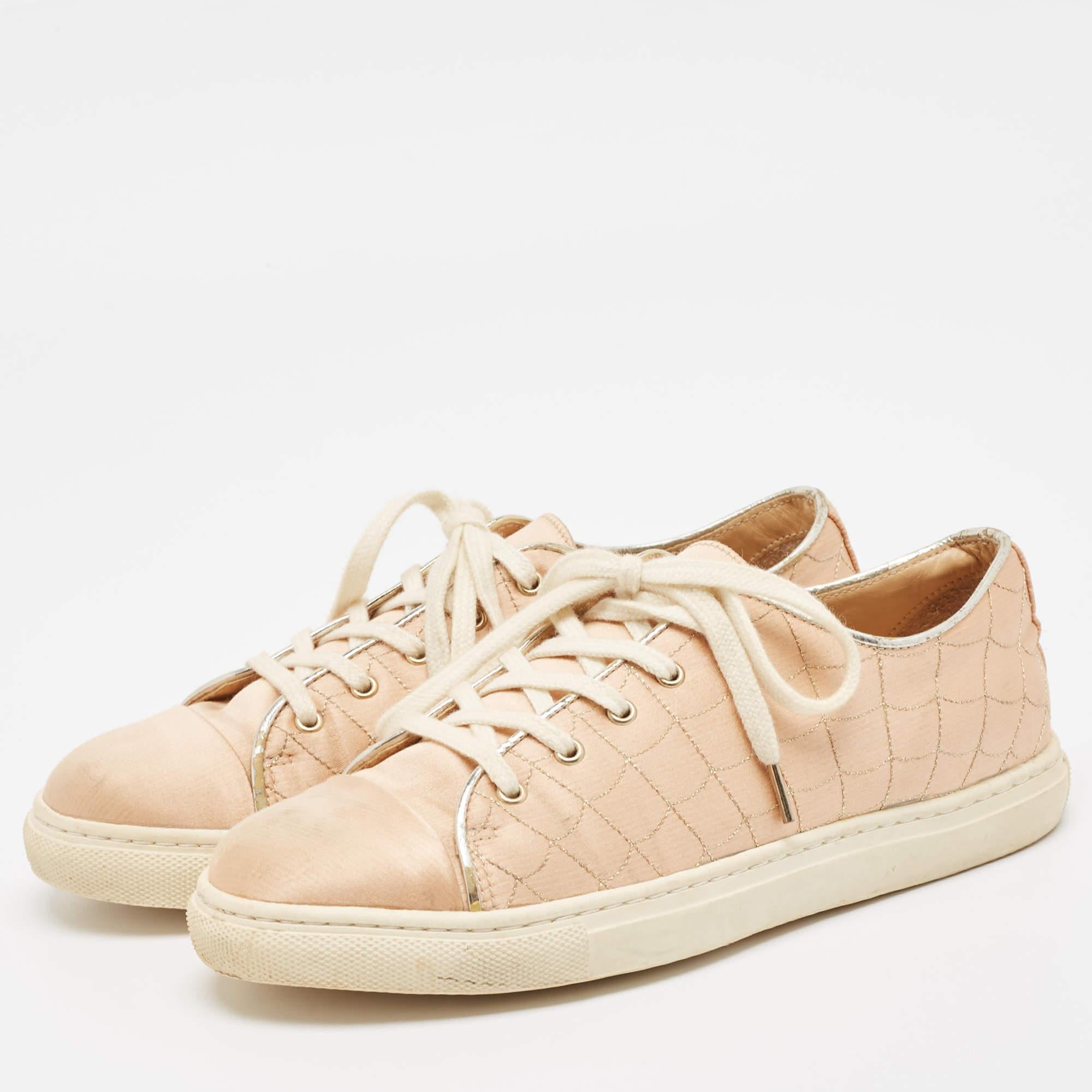 Con una silueta clásica, estas zapatillas de diseño son una combinación perfecta de lujo, comodidad y estilo. Estas zapatillas están acabadas con detalles de la firma y cómodas plantillas.