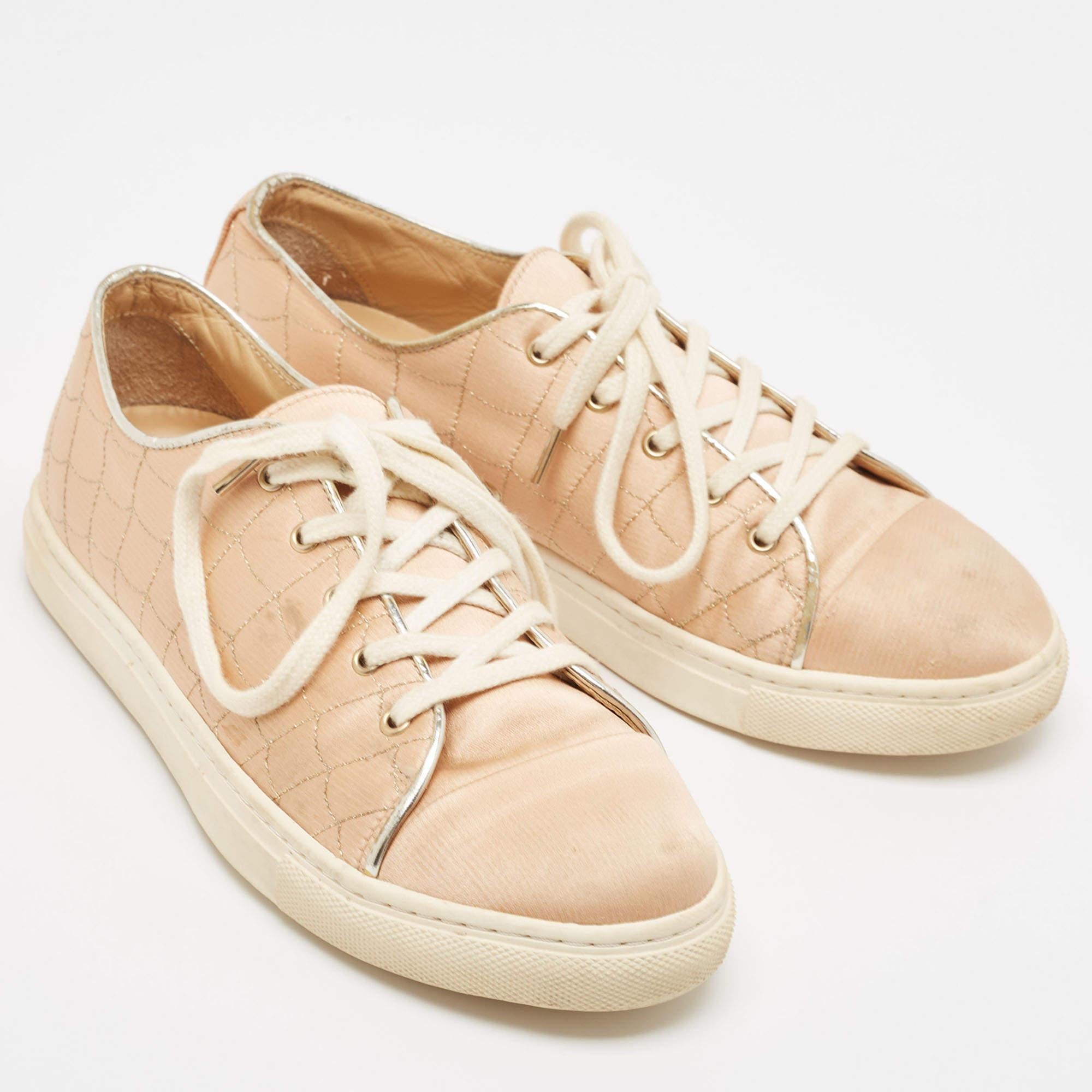 Charlotte Olympia Zapatillas con cordones de piel y satén beige talla 36 en Bastante bueno estado para la venta en Dubai, Al Qouz 2